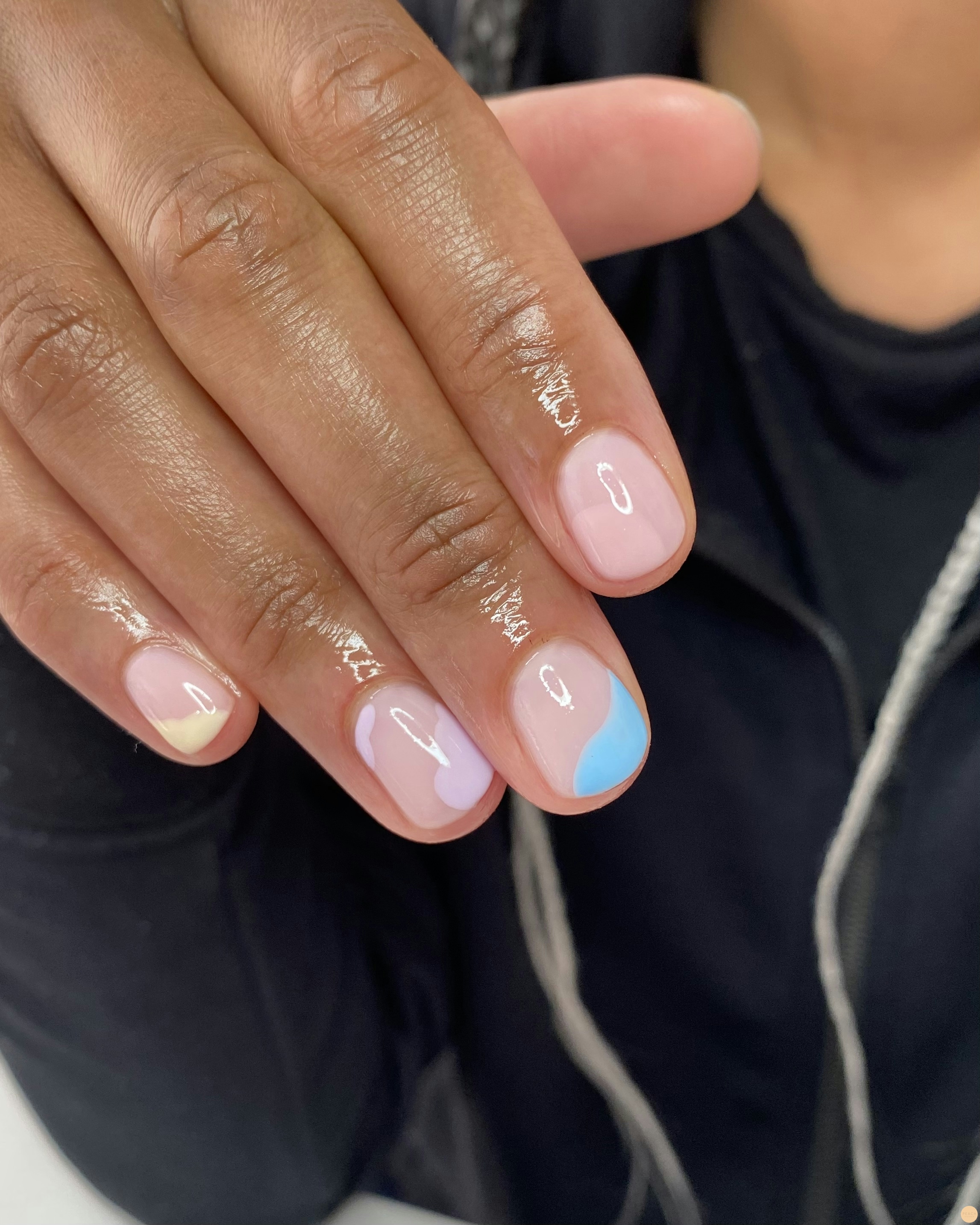 Pastell mönstrade naglar