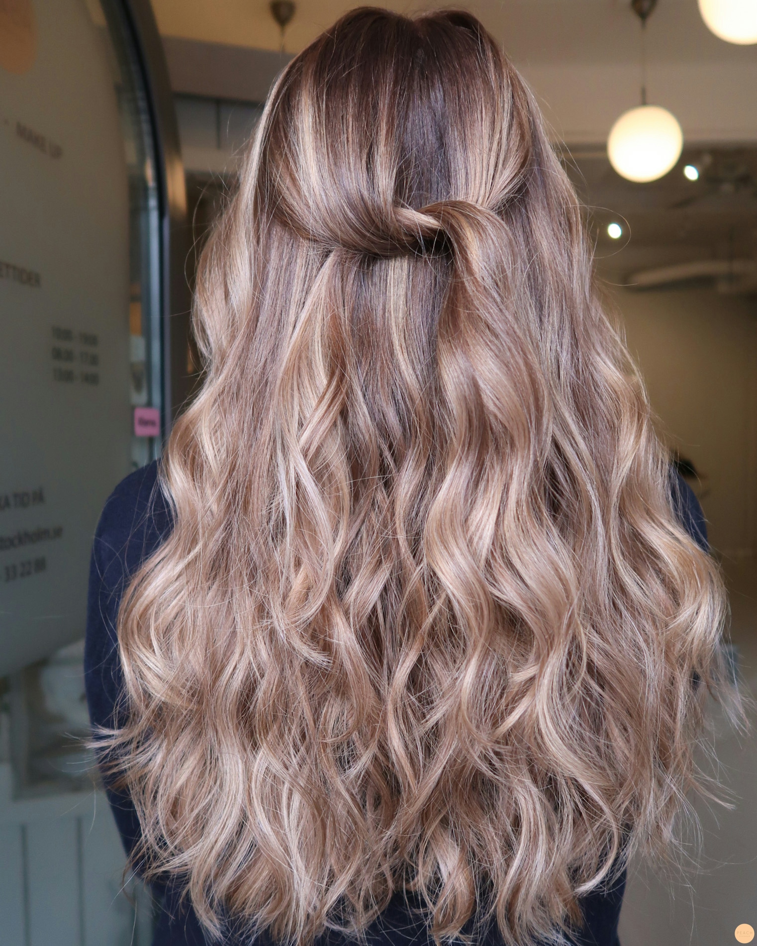 Beige blond hårfärg med rootshadow och highlights