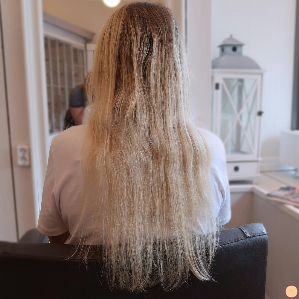 Beigeblonde hårfärg med strandlockar och wavy lob