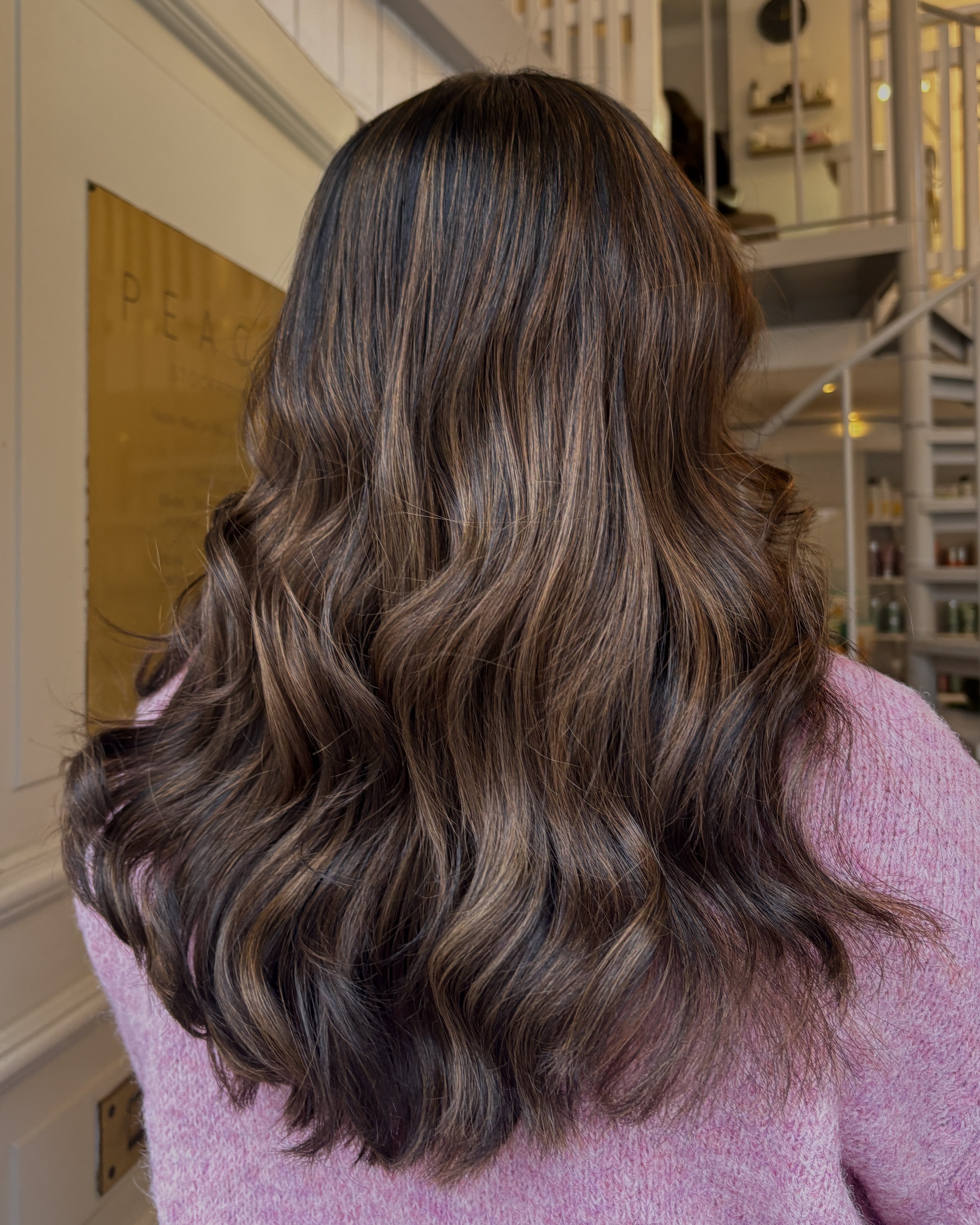 Varma slingor i brunt hår