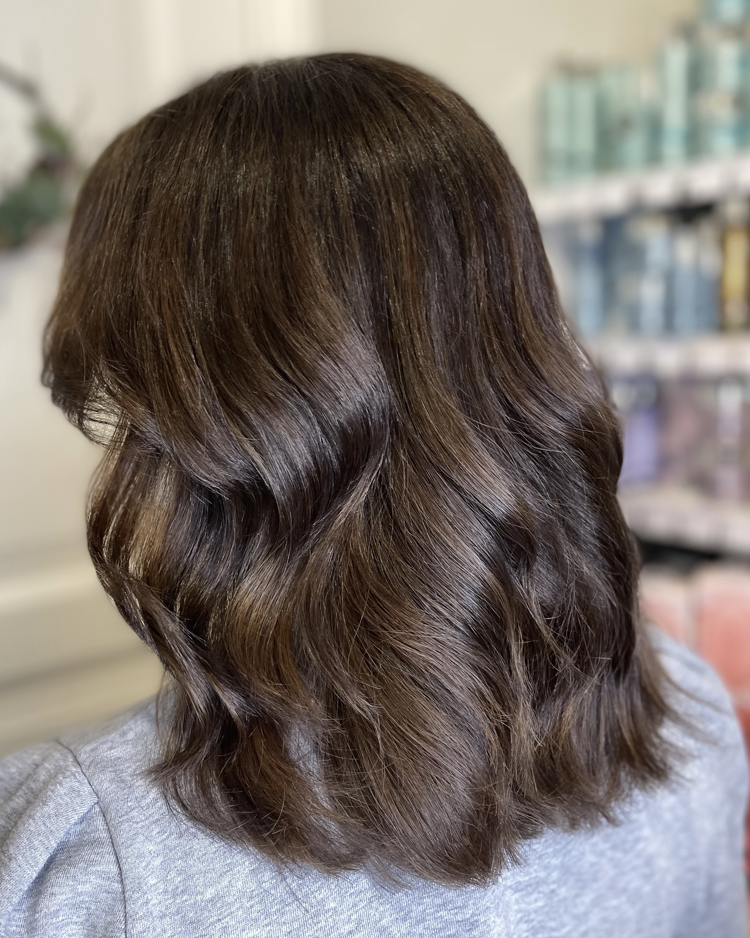 Ljusbruna slingor i mörkt hår