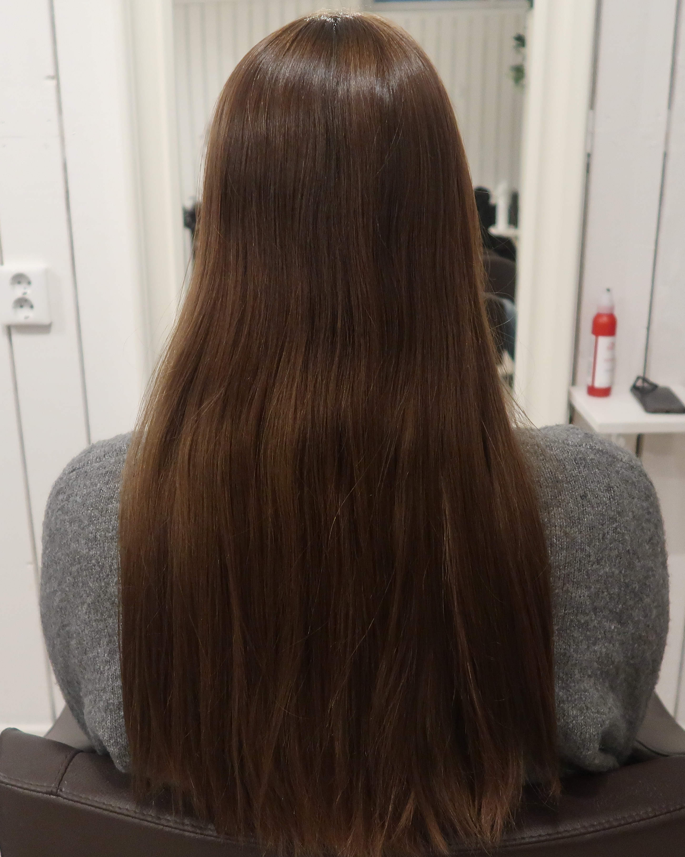 Mörkt hår med ljusa slingor skiftningar