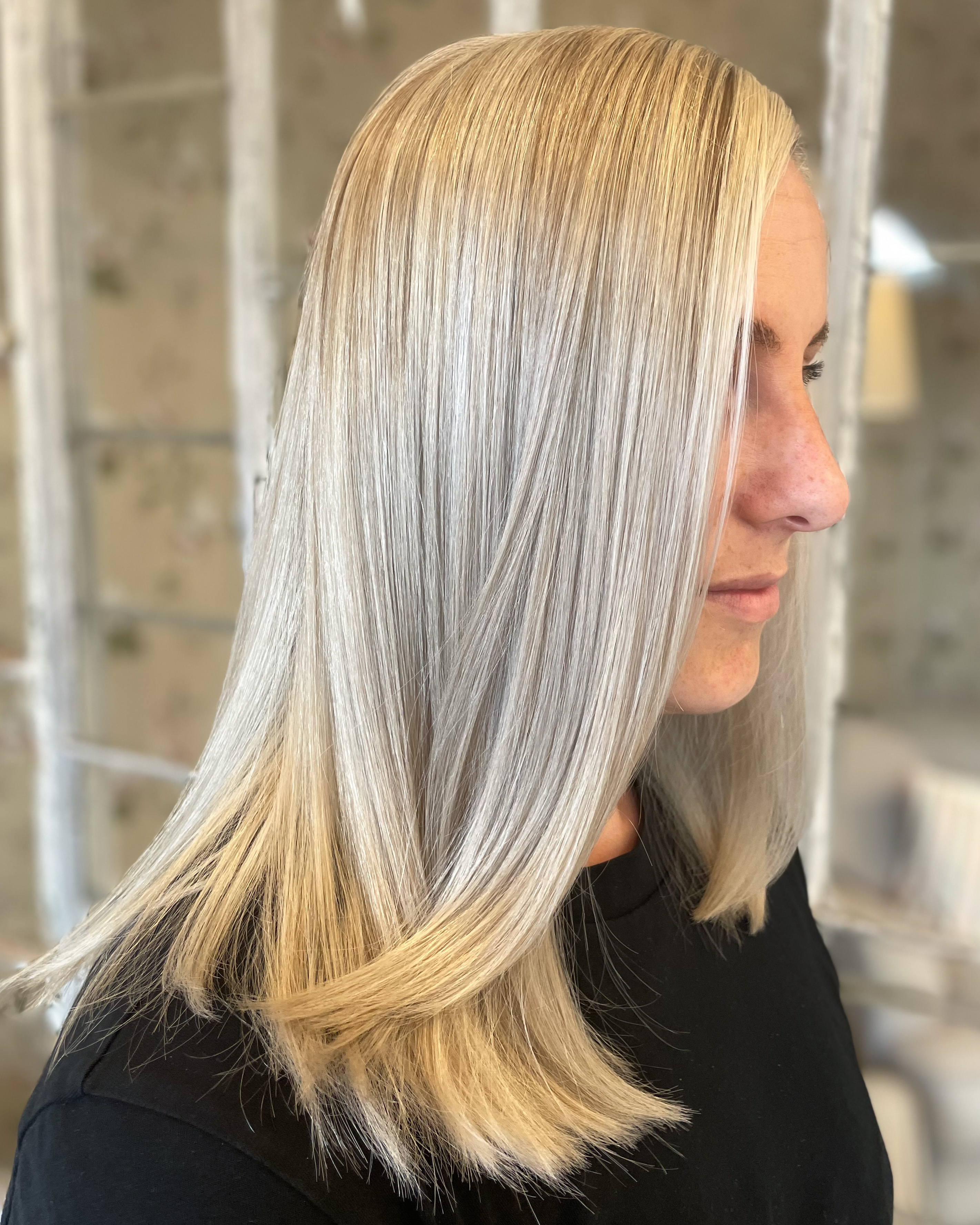 Ljusa slingor med en krispigt kall blond nyans