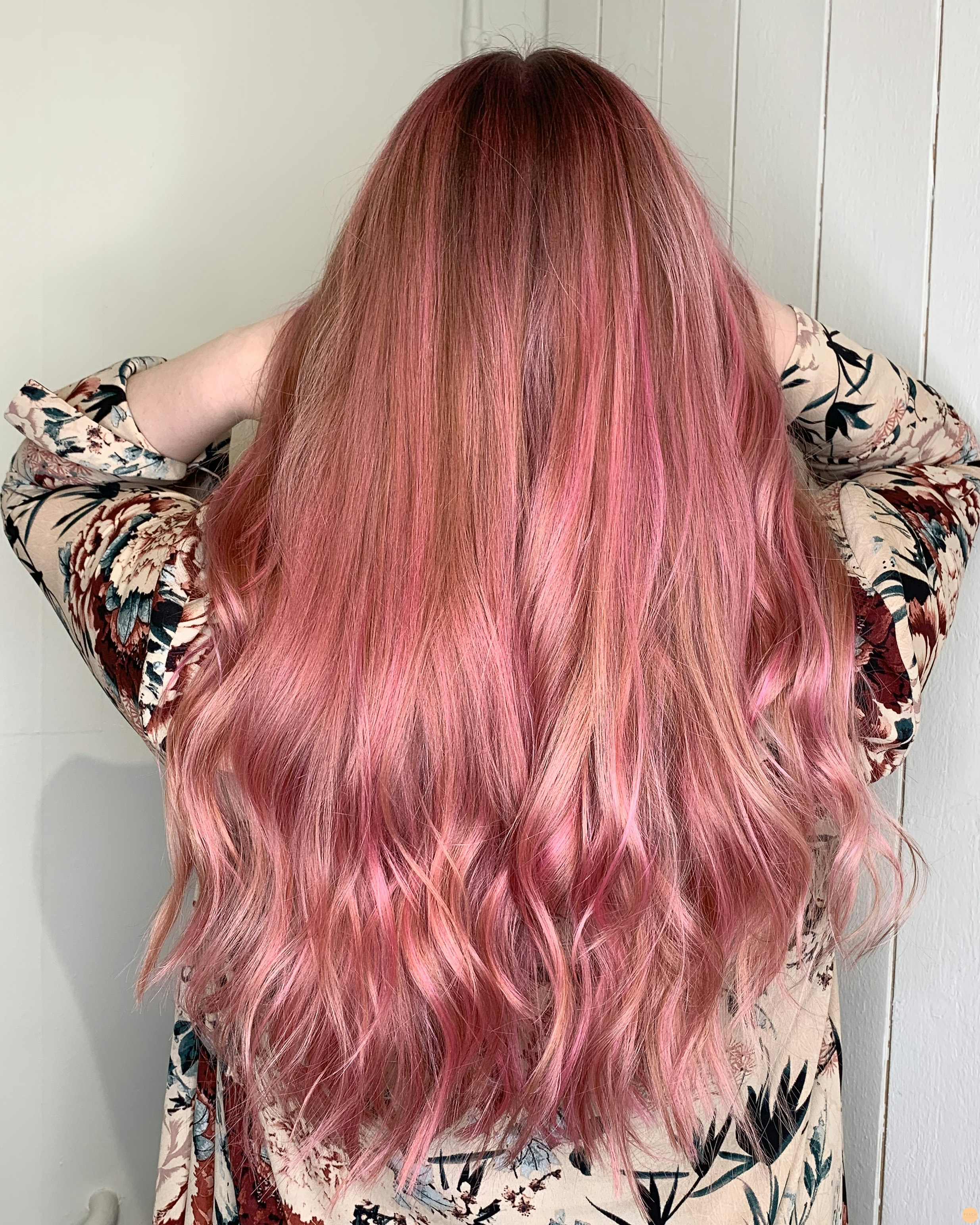 Rosa hårfärg med slingor