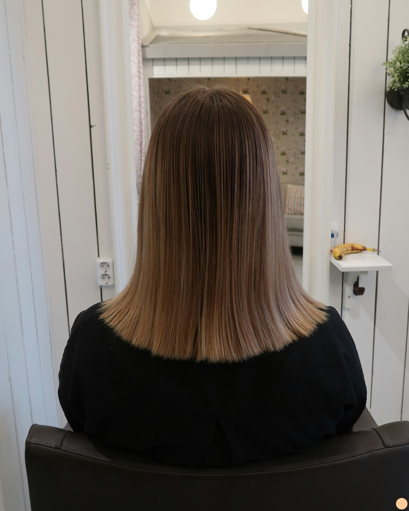 Mörkblond hårfärg med ljusa slingor