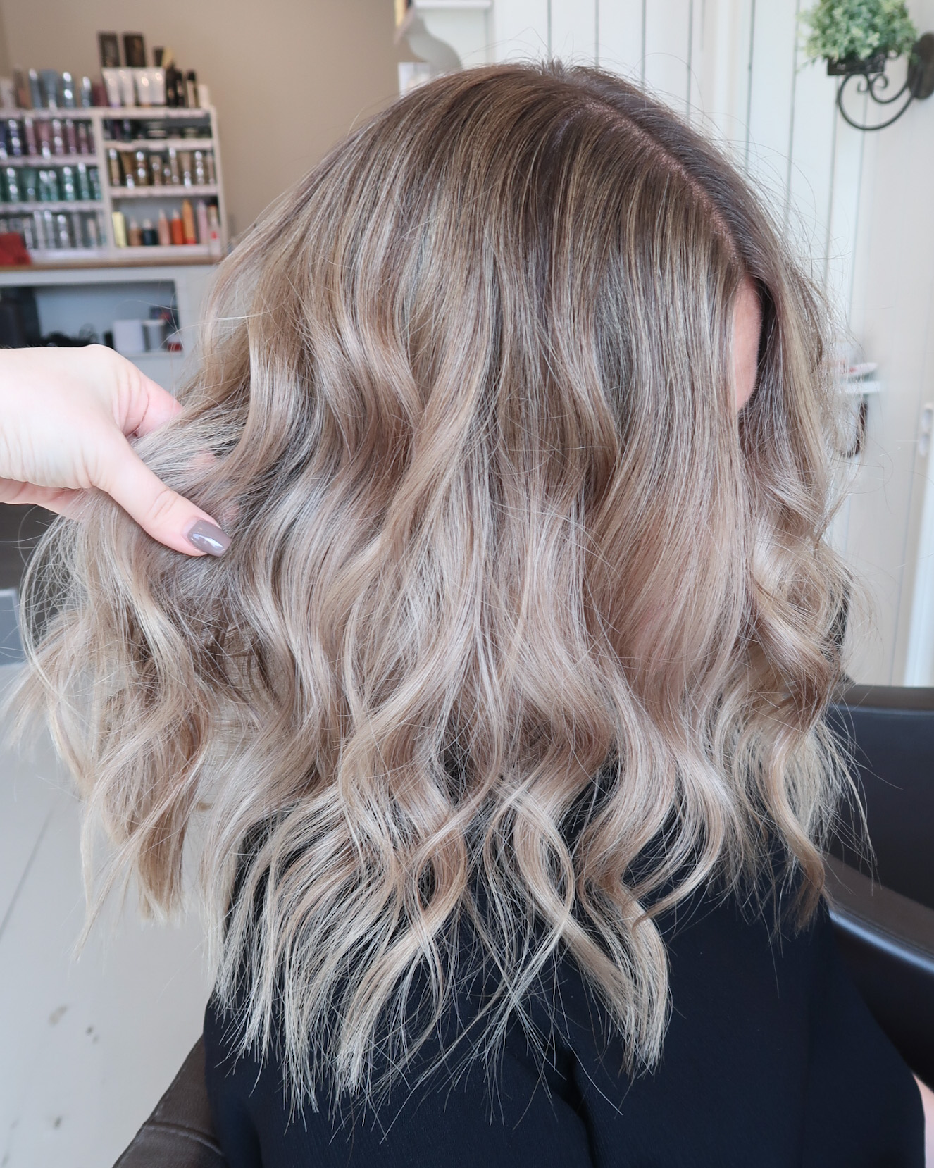 Beige blond hårfärg med ljusa slingor