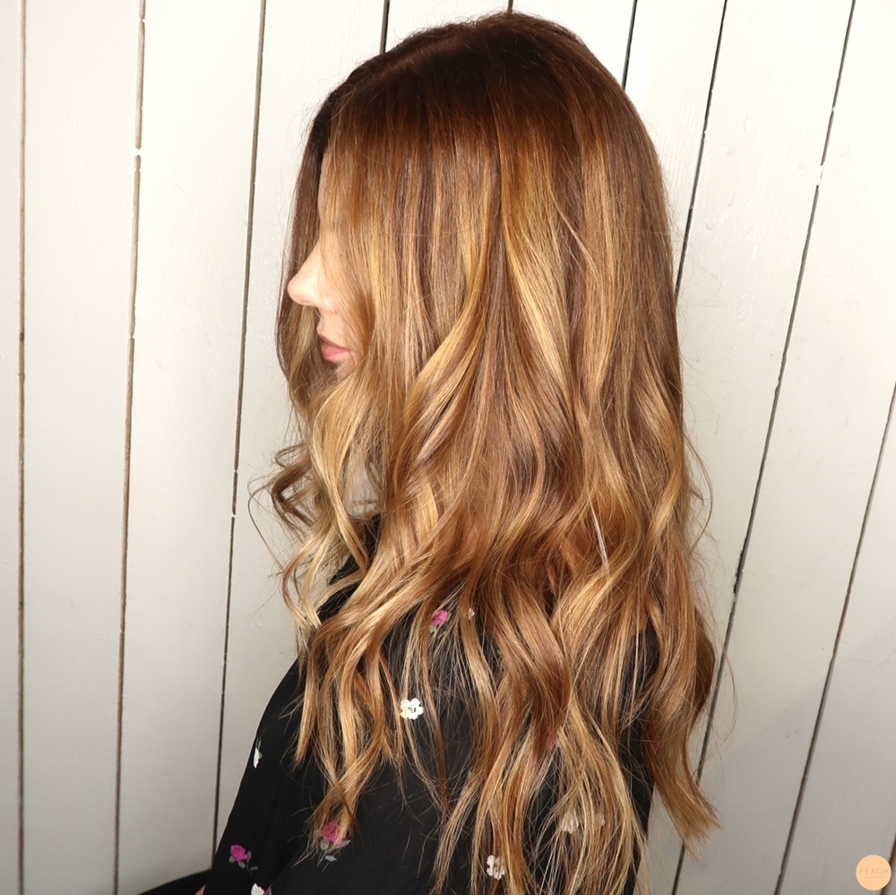 Varm hårfärg med slingor i honugsblond och karamell