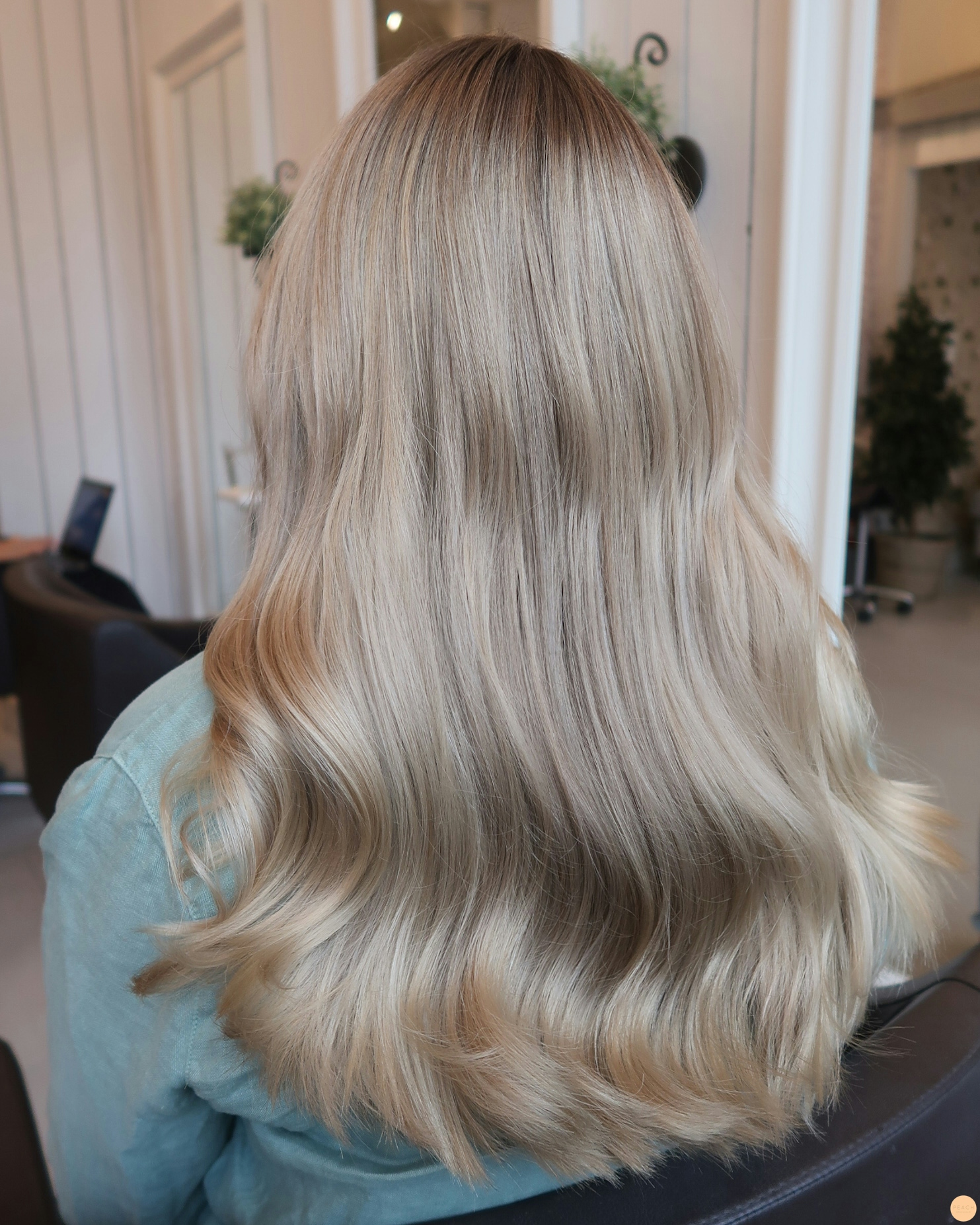 Krämig kall blond hårfärg med rootshadow