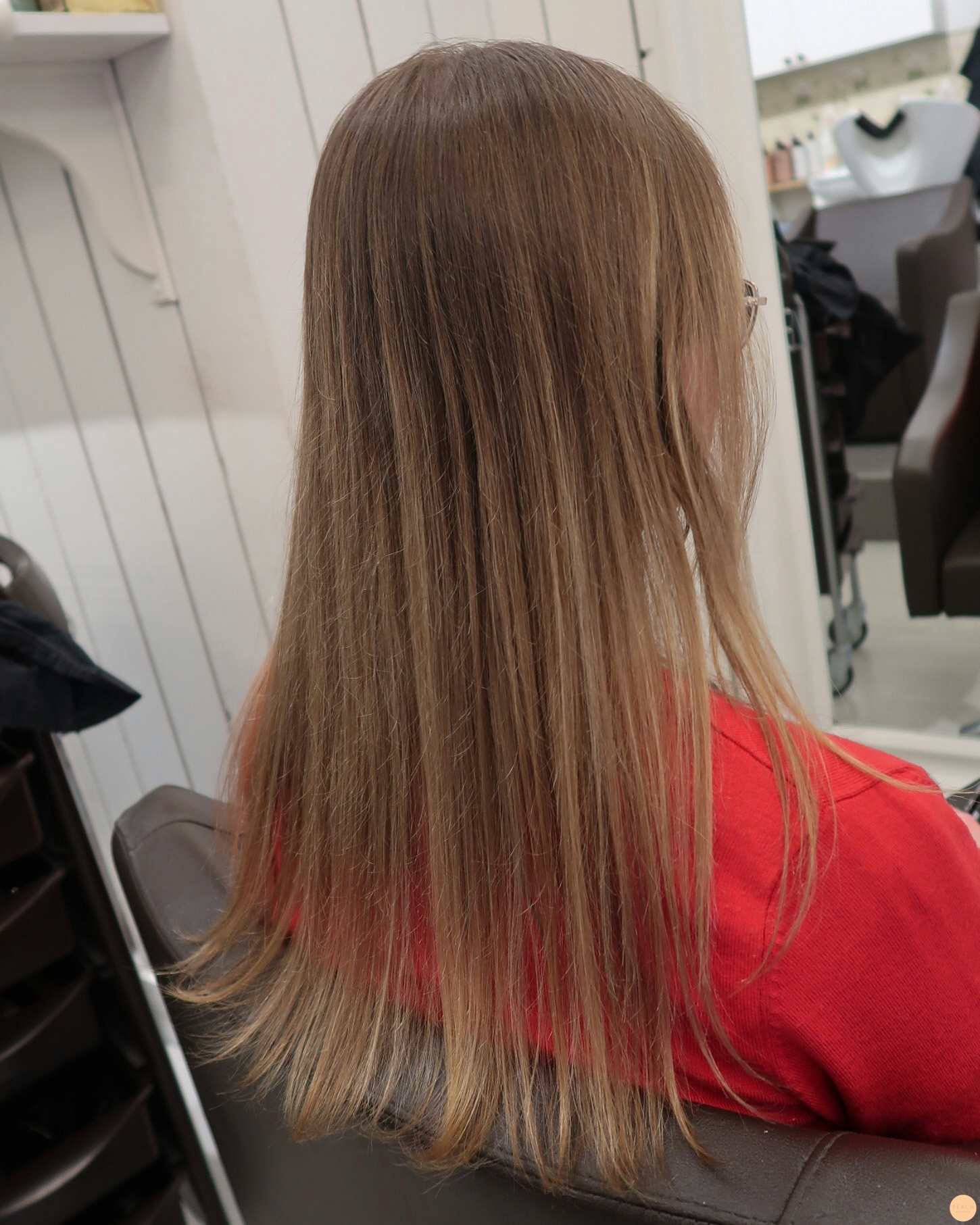 Krämig sval balayage med ljusa och mörka slingor