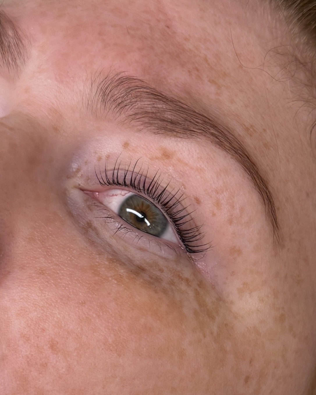 Yumi lashes brynfärgning