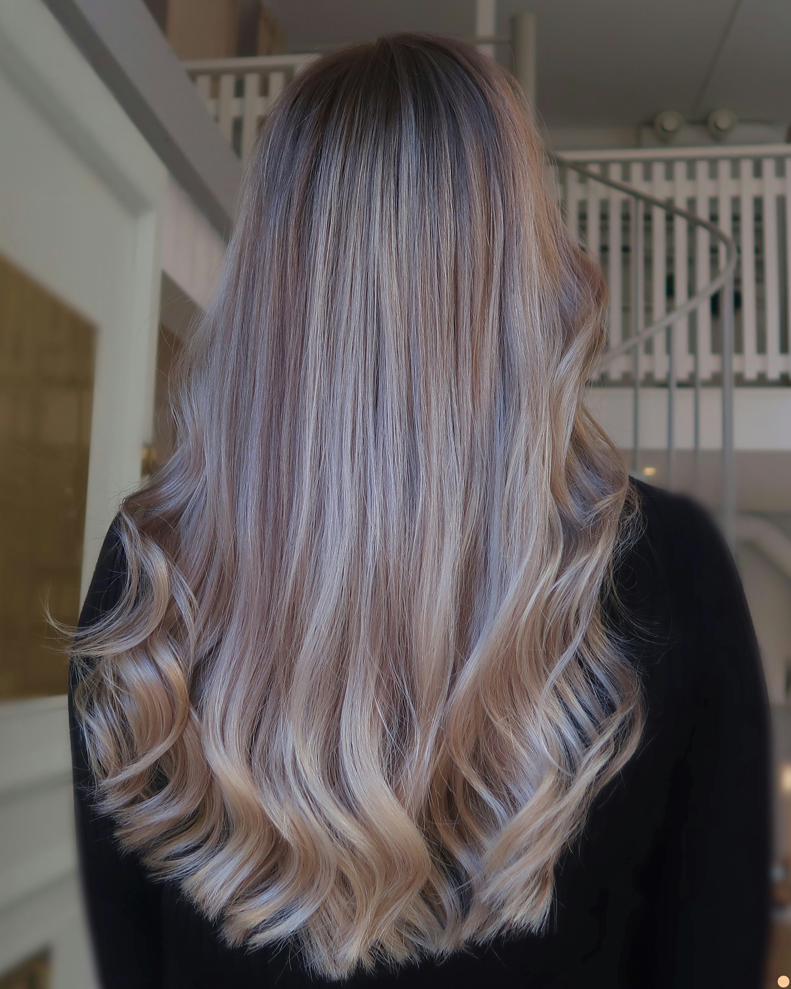 Blond balayage med ljusa och mörka slingor