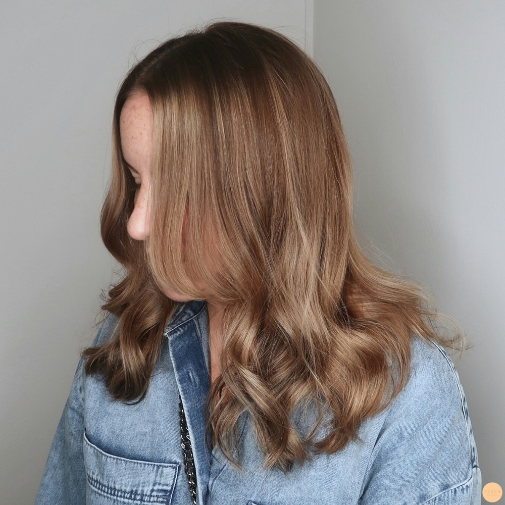 Brun hårfärg med ljusa slingor