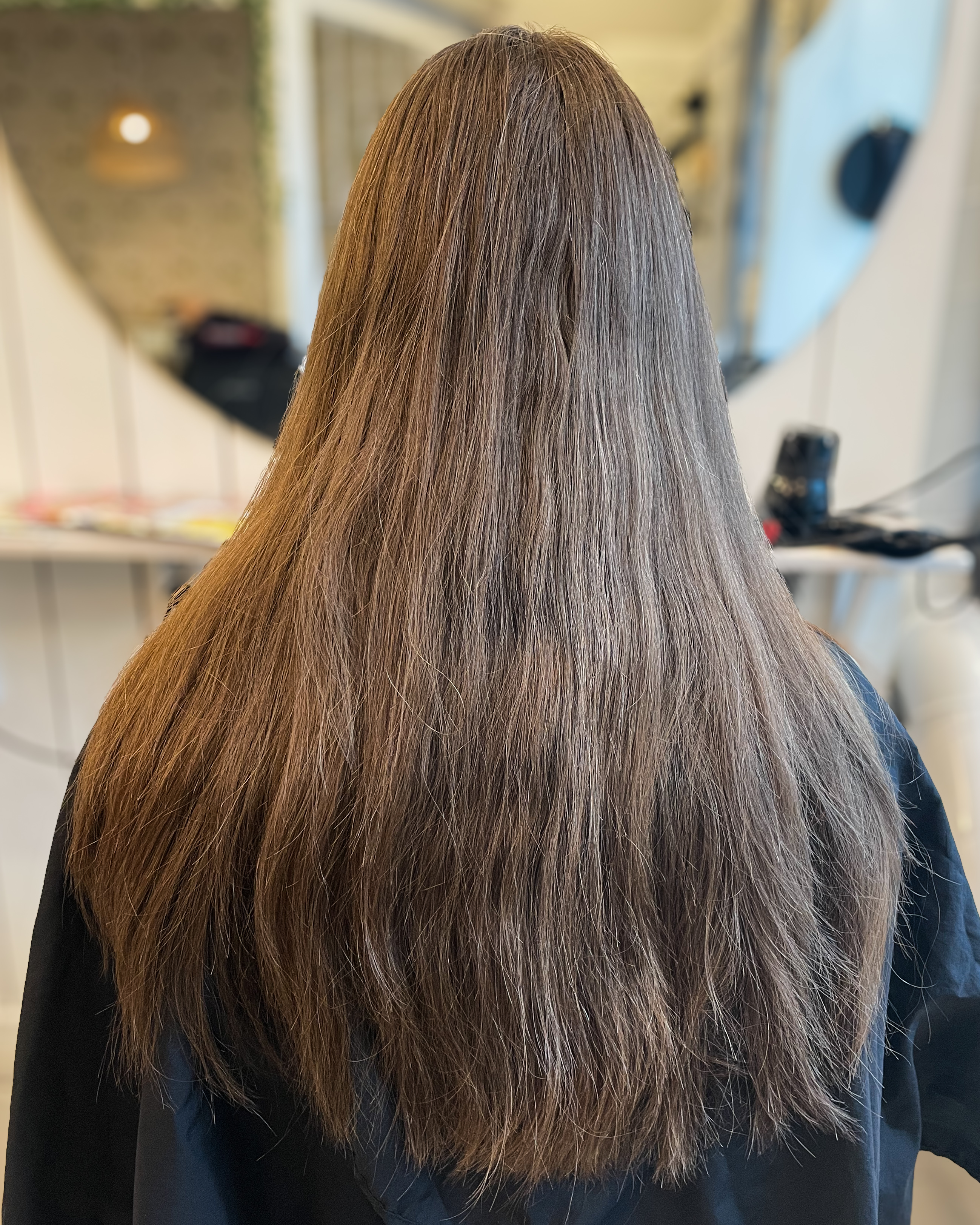 Slingor i ett ofärgat hår