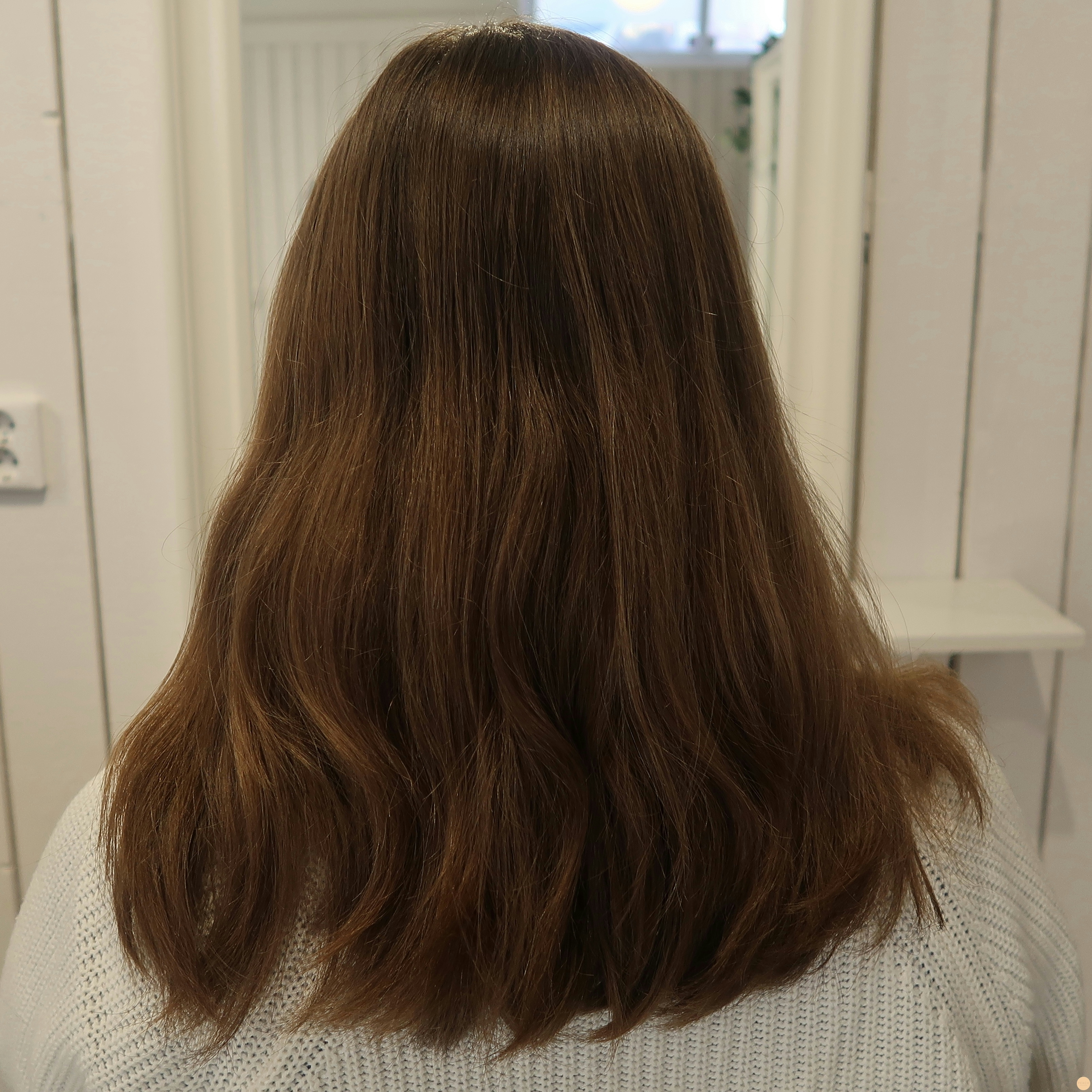 Varm guldig Balayage på mörkt hår