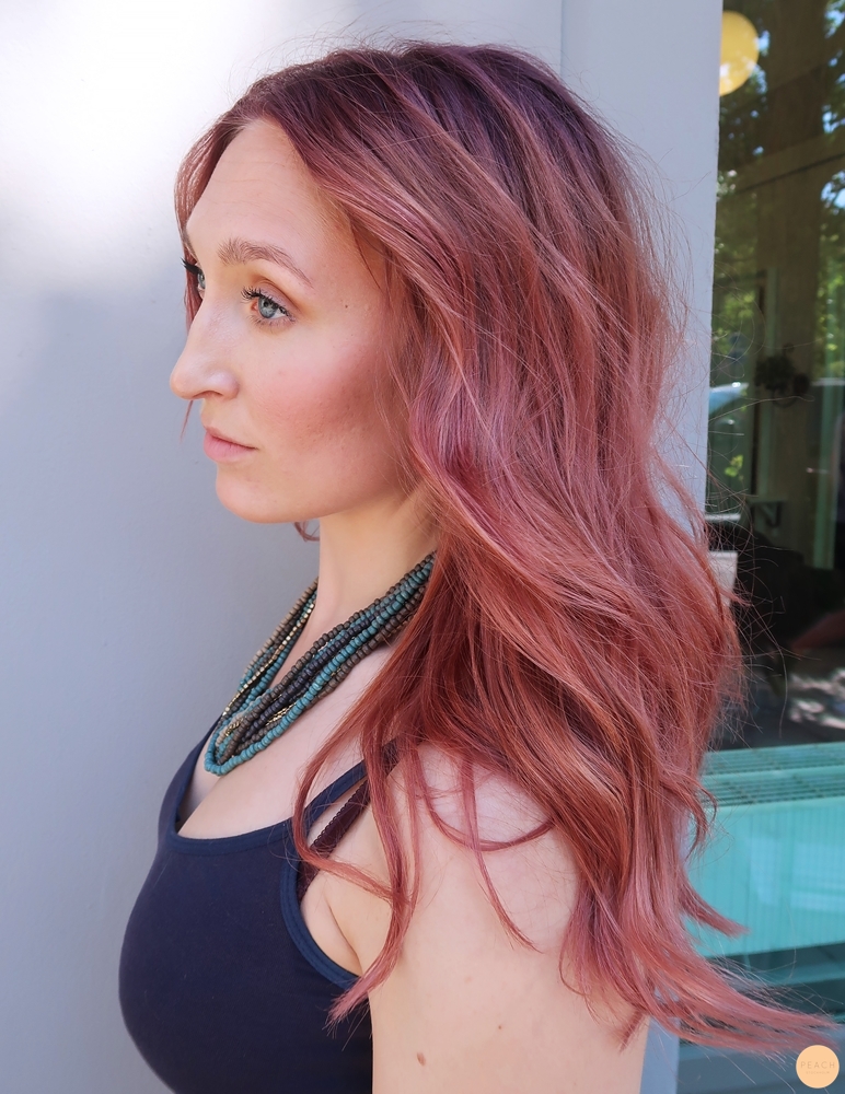 Paulinas sista hårfärg hos Peach Stockholm - Lavendel syrén lila hår med rosa skiftningar