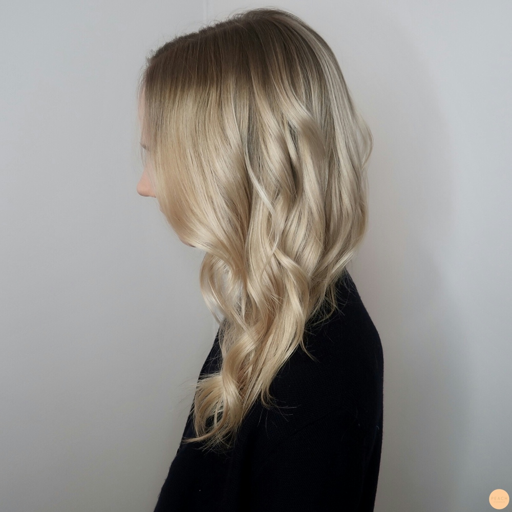 Blont hår med mörka slingor