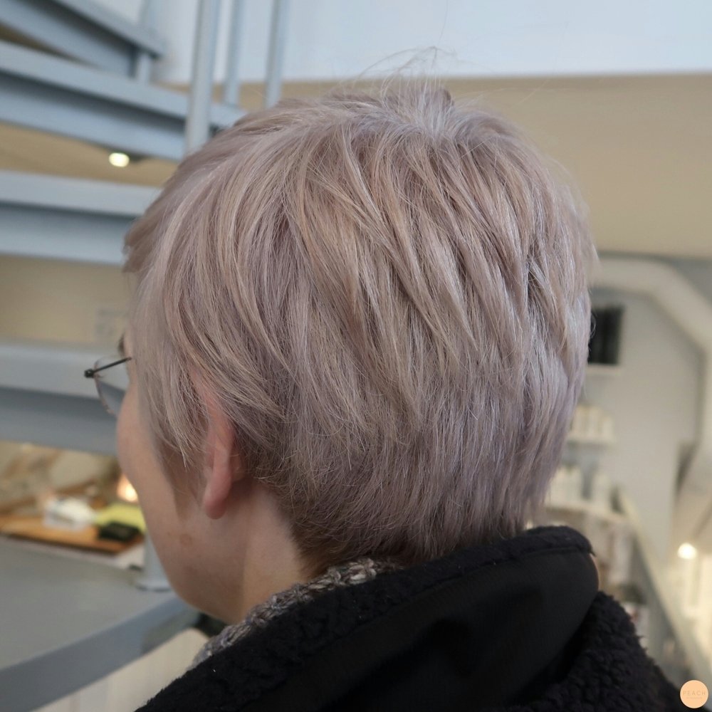 Avfärgning från rött till grått hår