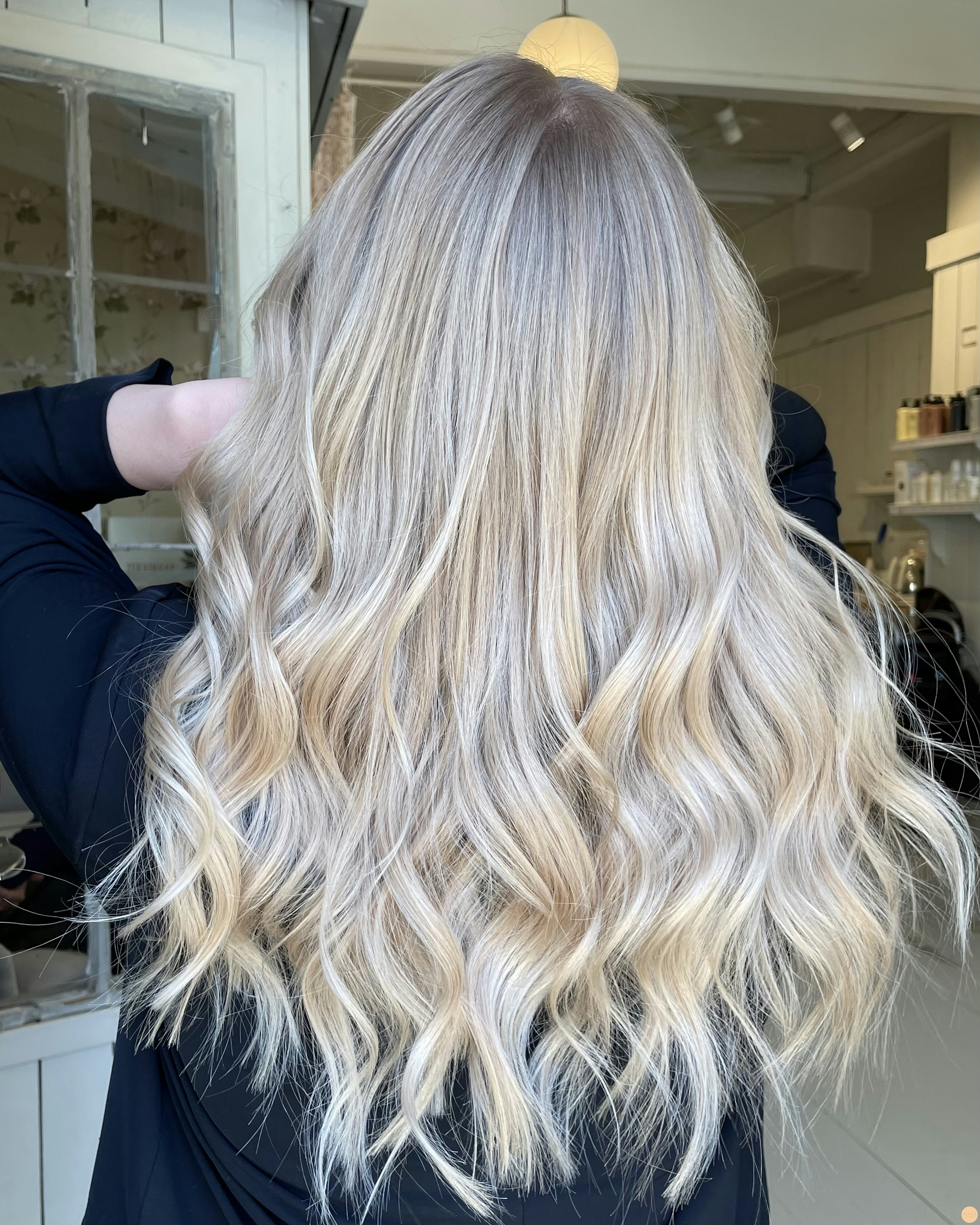 Ljusblond hårfärg med slingor