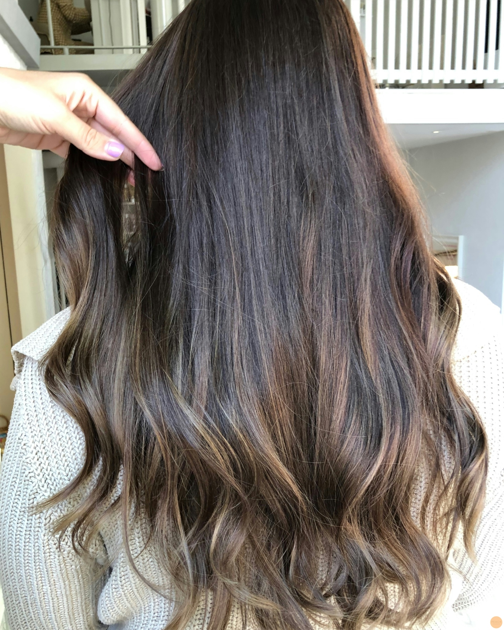 Kall mörk hårfärg med slingor