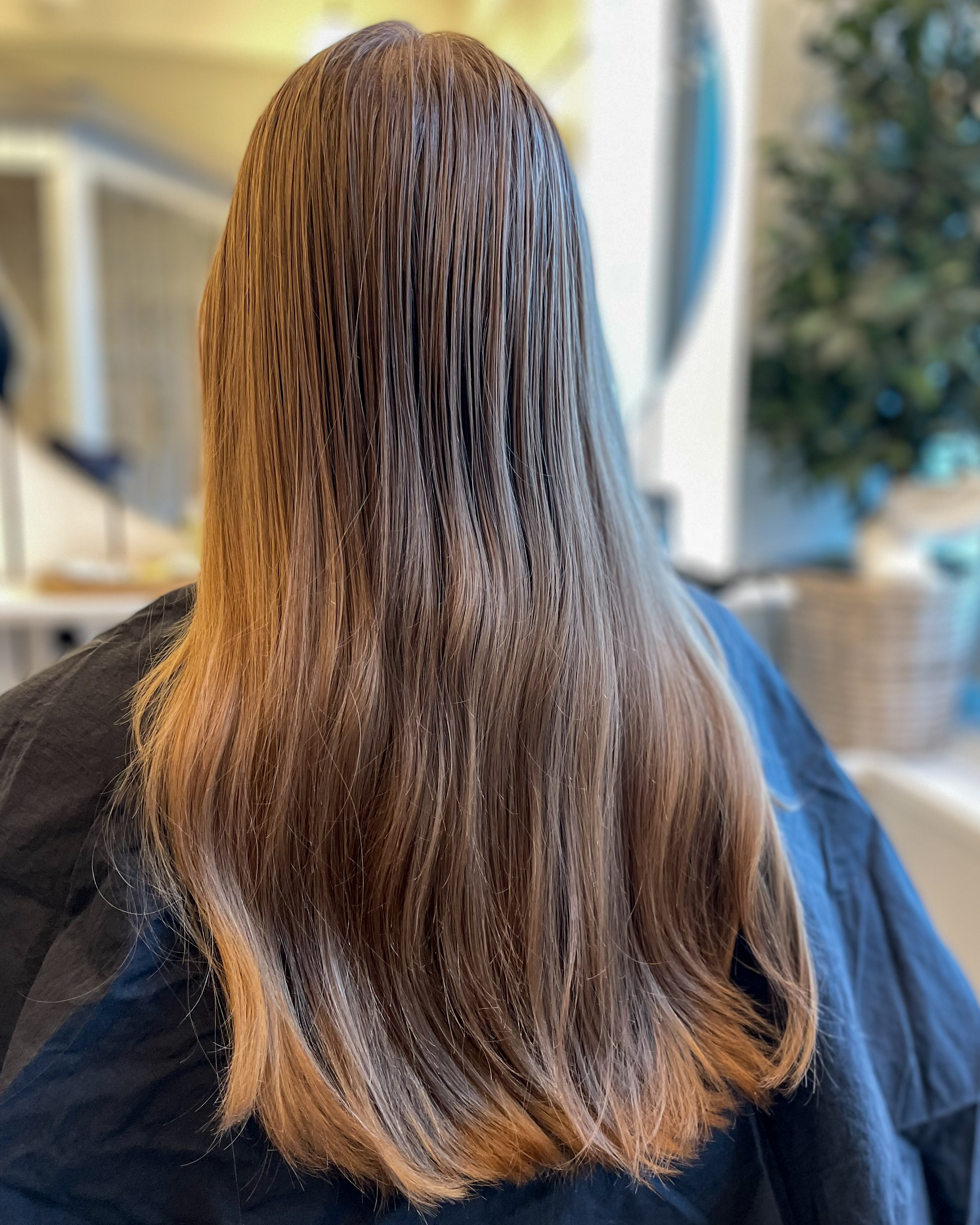 Slingor i mörkt hår