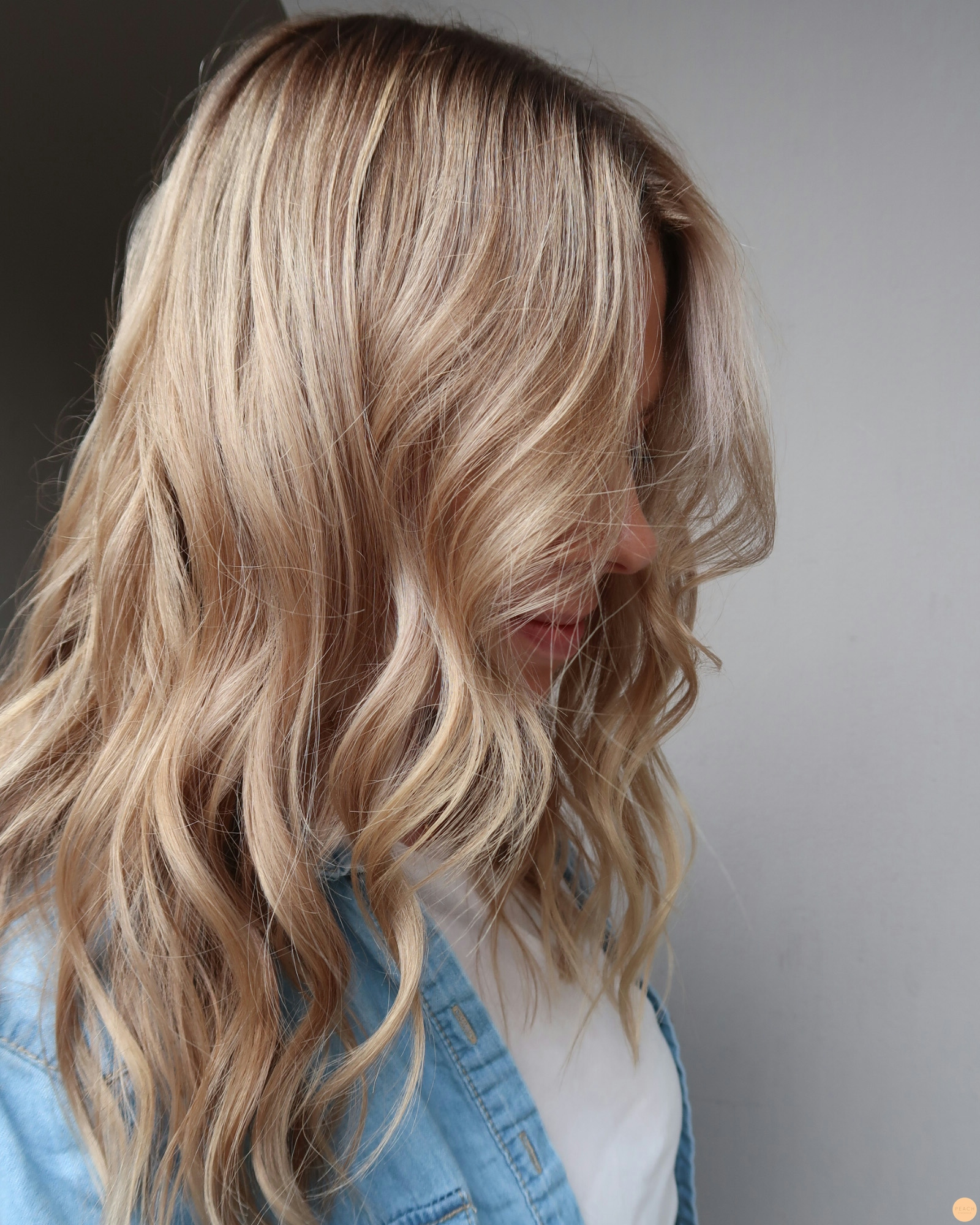 Beigeblond hårfärg med ljusa slingor och rootshadow