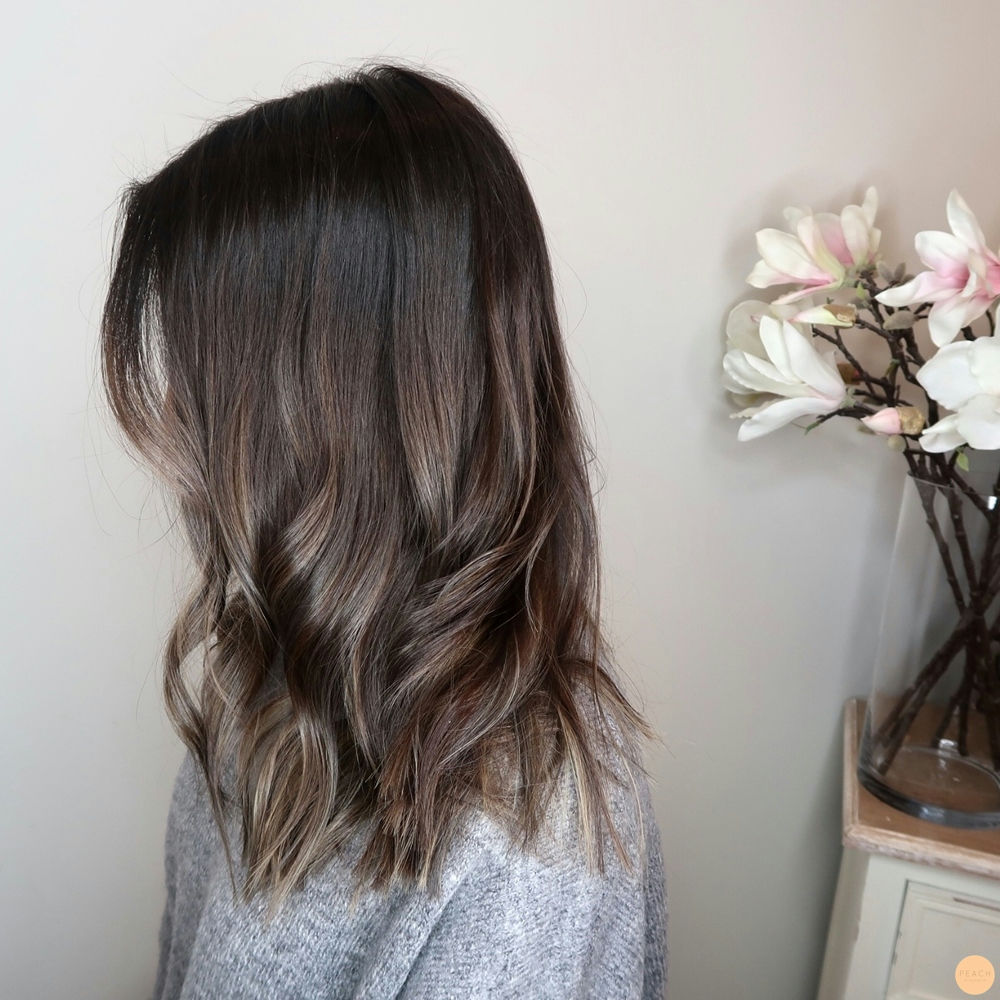 Kall brun hårfärg med slingor