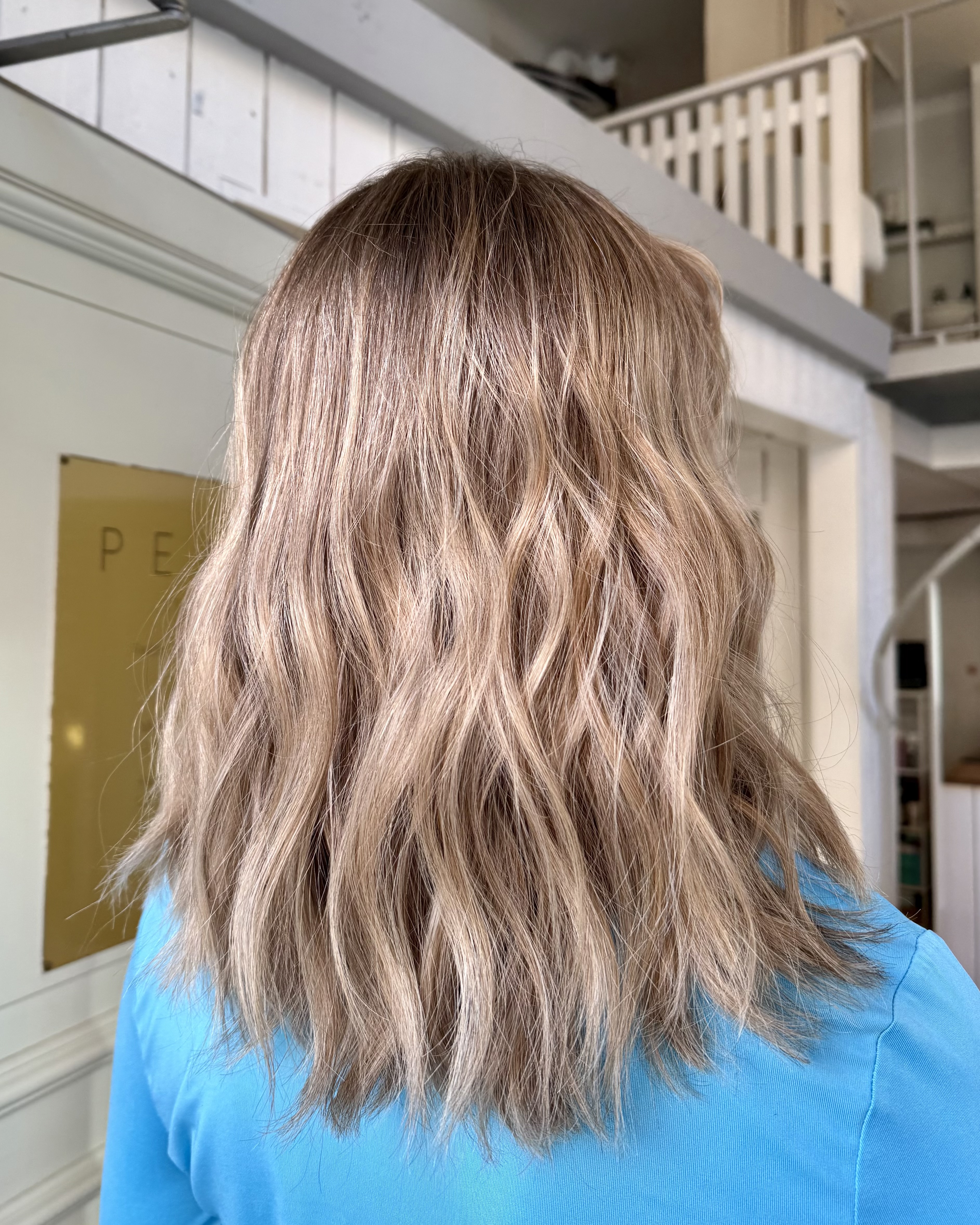 Kall beige blond hårfärg