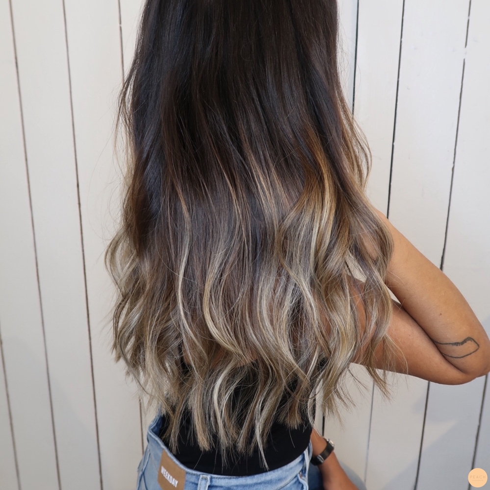 Mörk hårfärg med ljusa kalla slingor