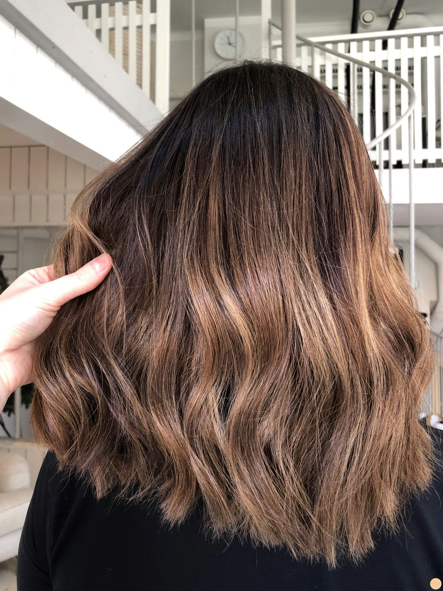 Kontraster brunt hår