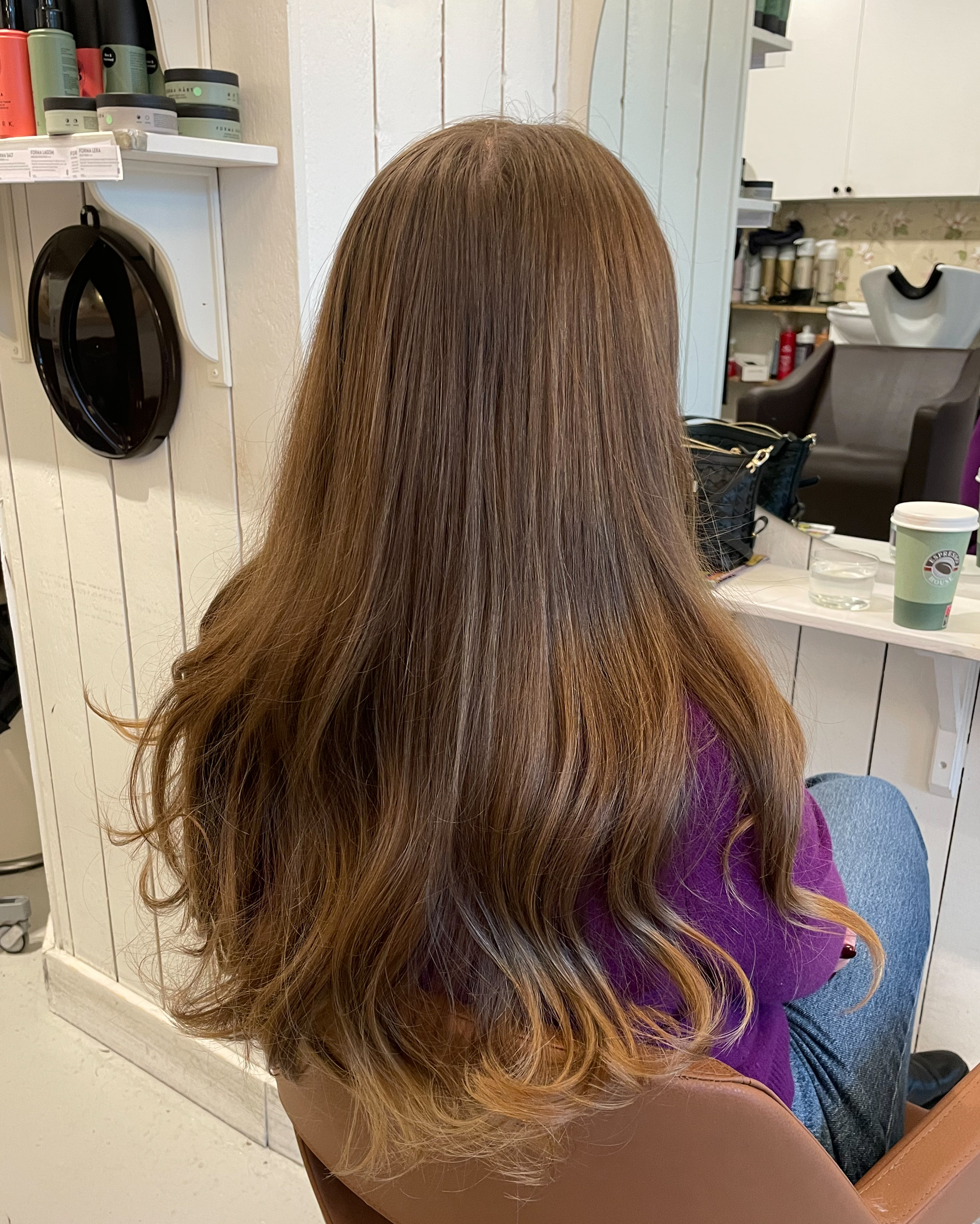 Slingor i brunt hår