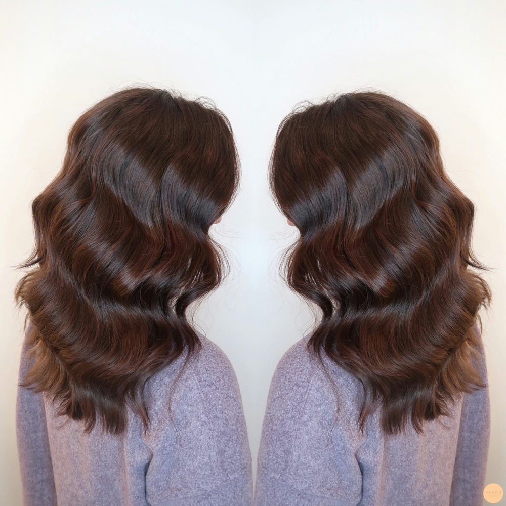 Varm brun hårfärg med slingor