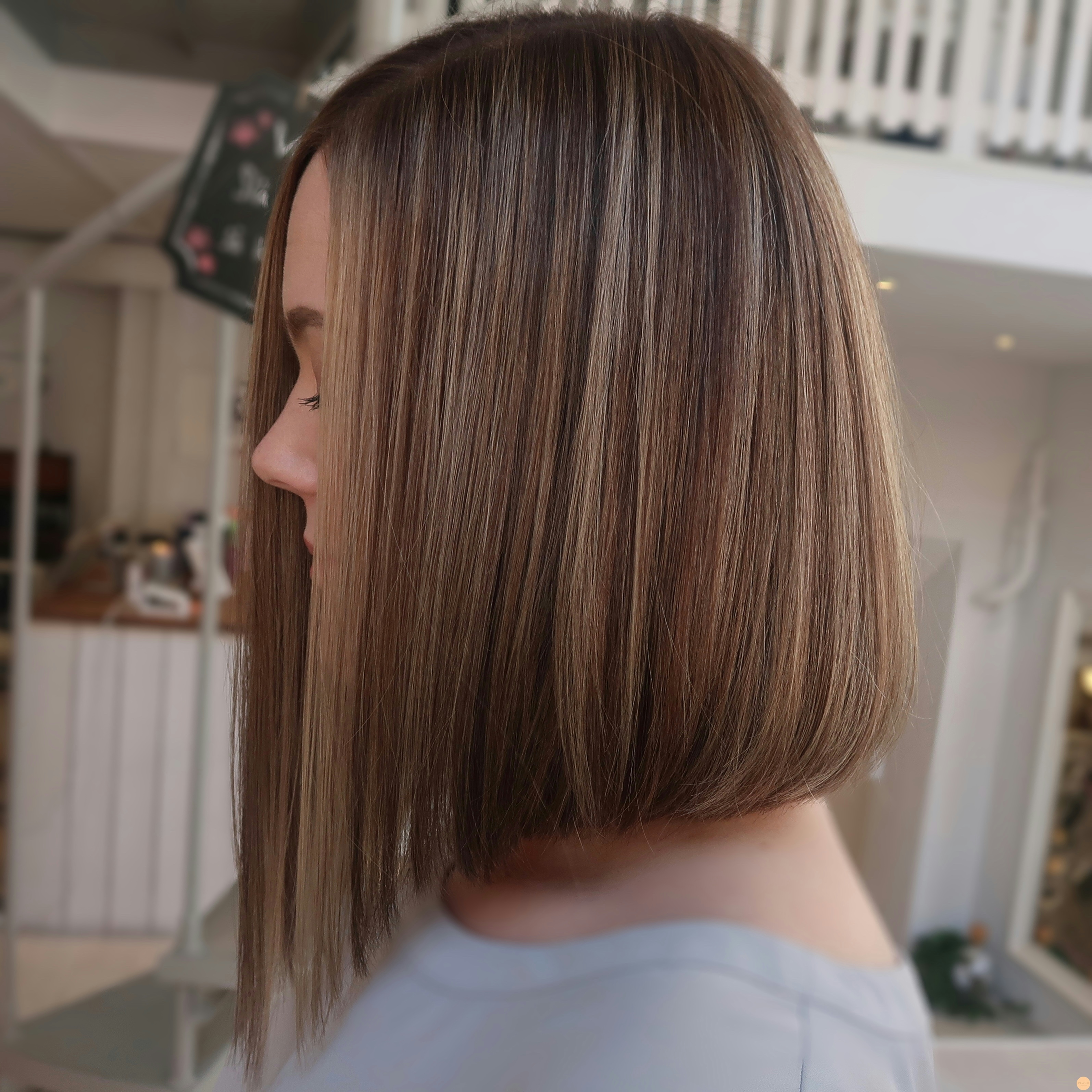 Från blond till brun med ljusa slingor