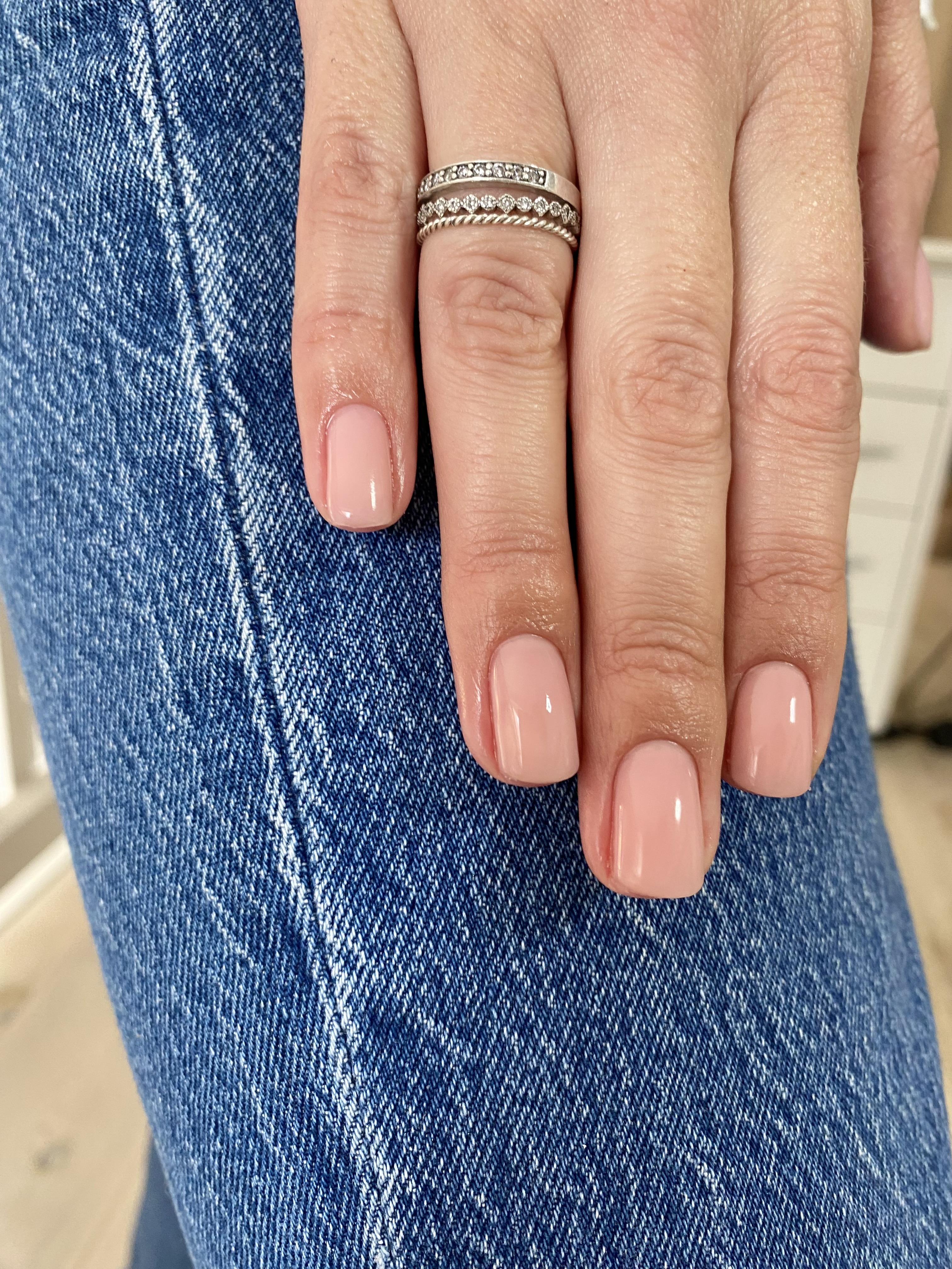 Ljusa naturella naglar och blåjeans