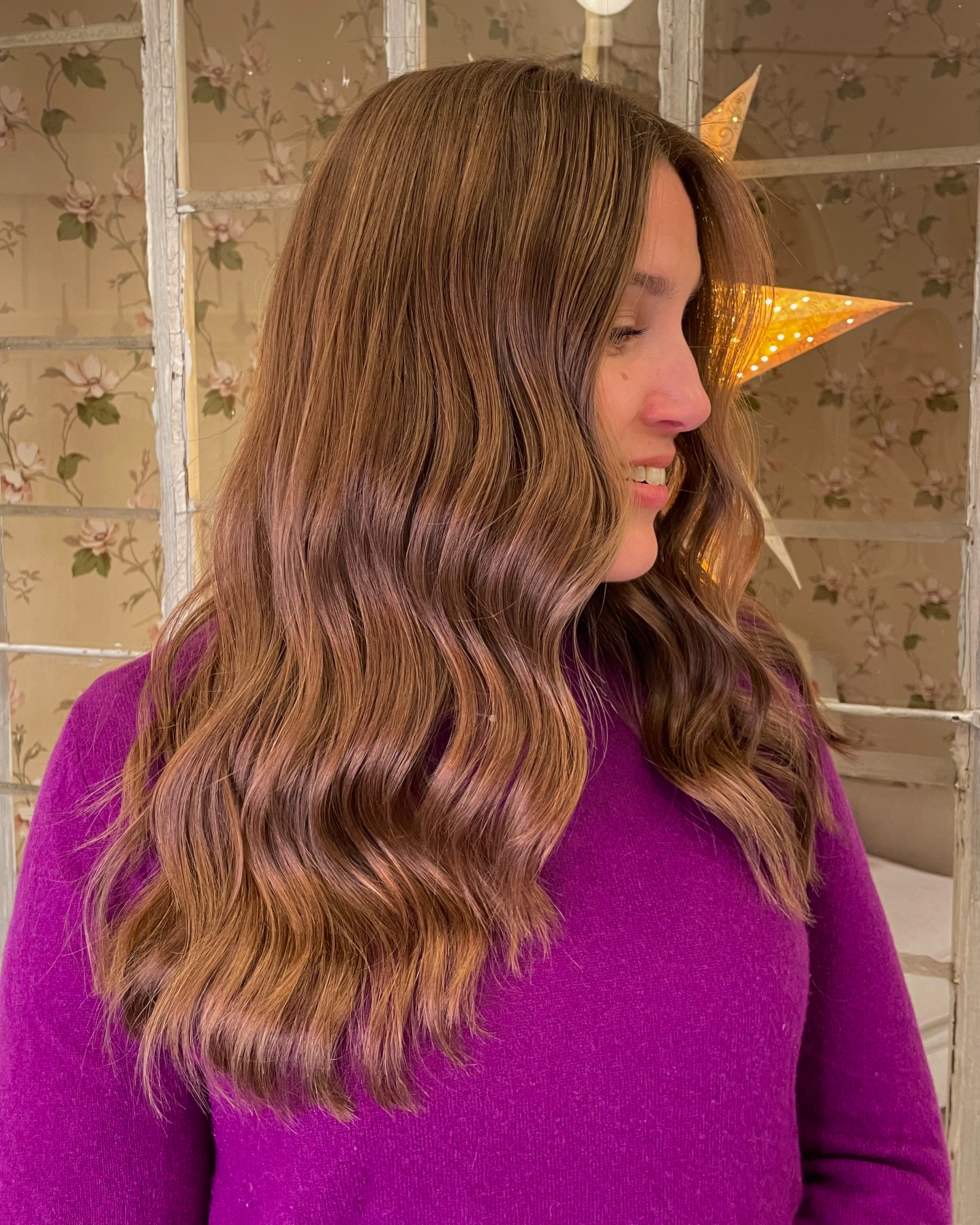 Slingor i brunt hår