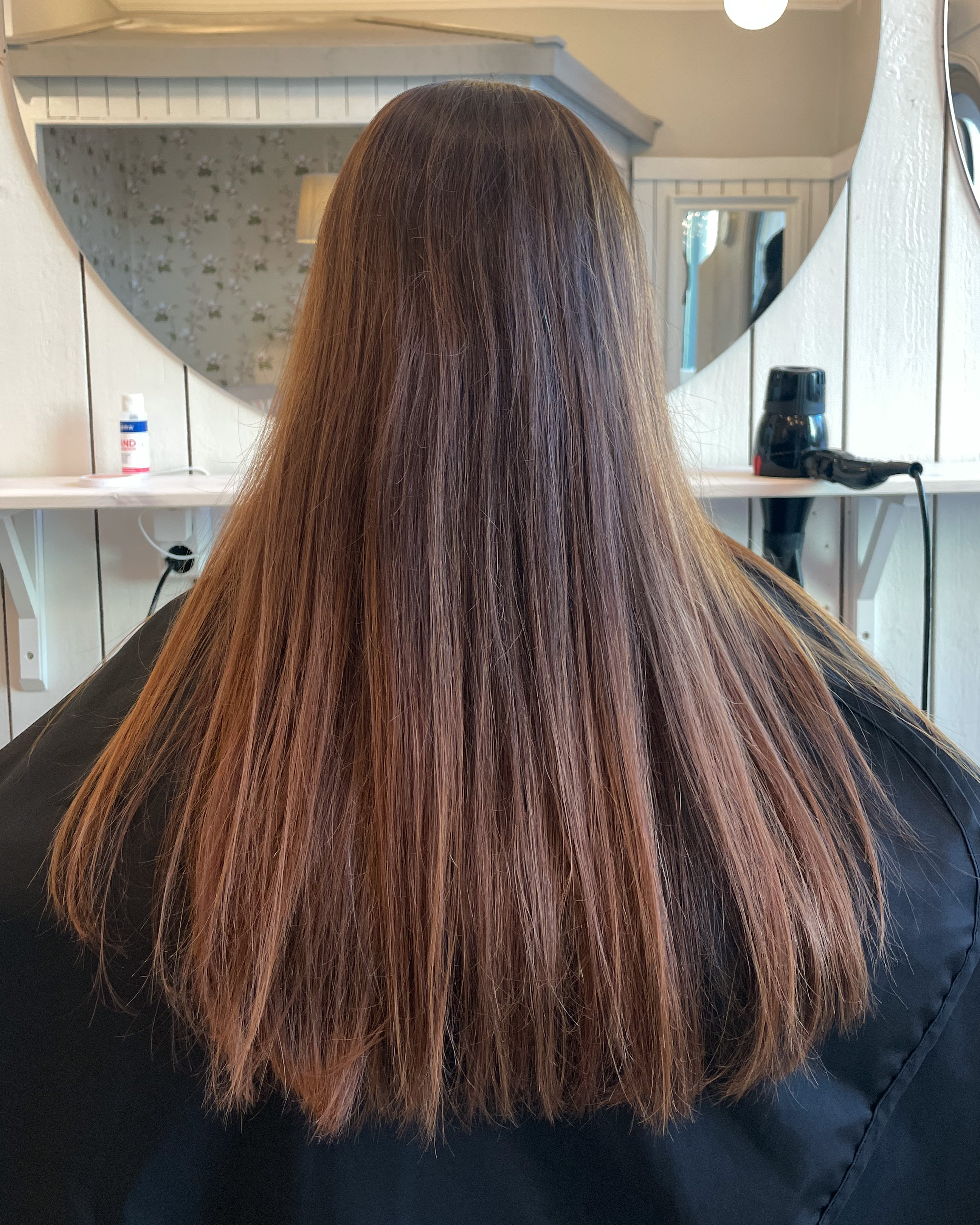 Varm beige hårfärg med highlights