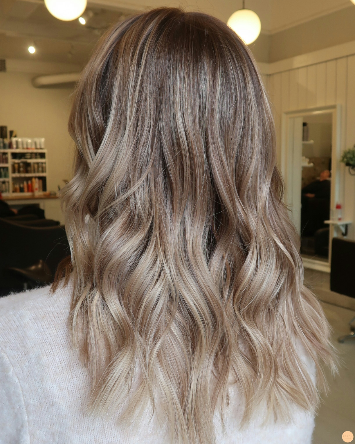 Beige blond hårfärg med ljusa slingor