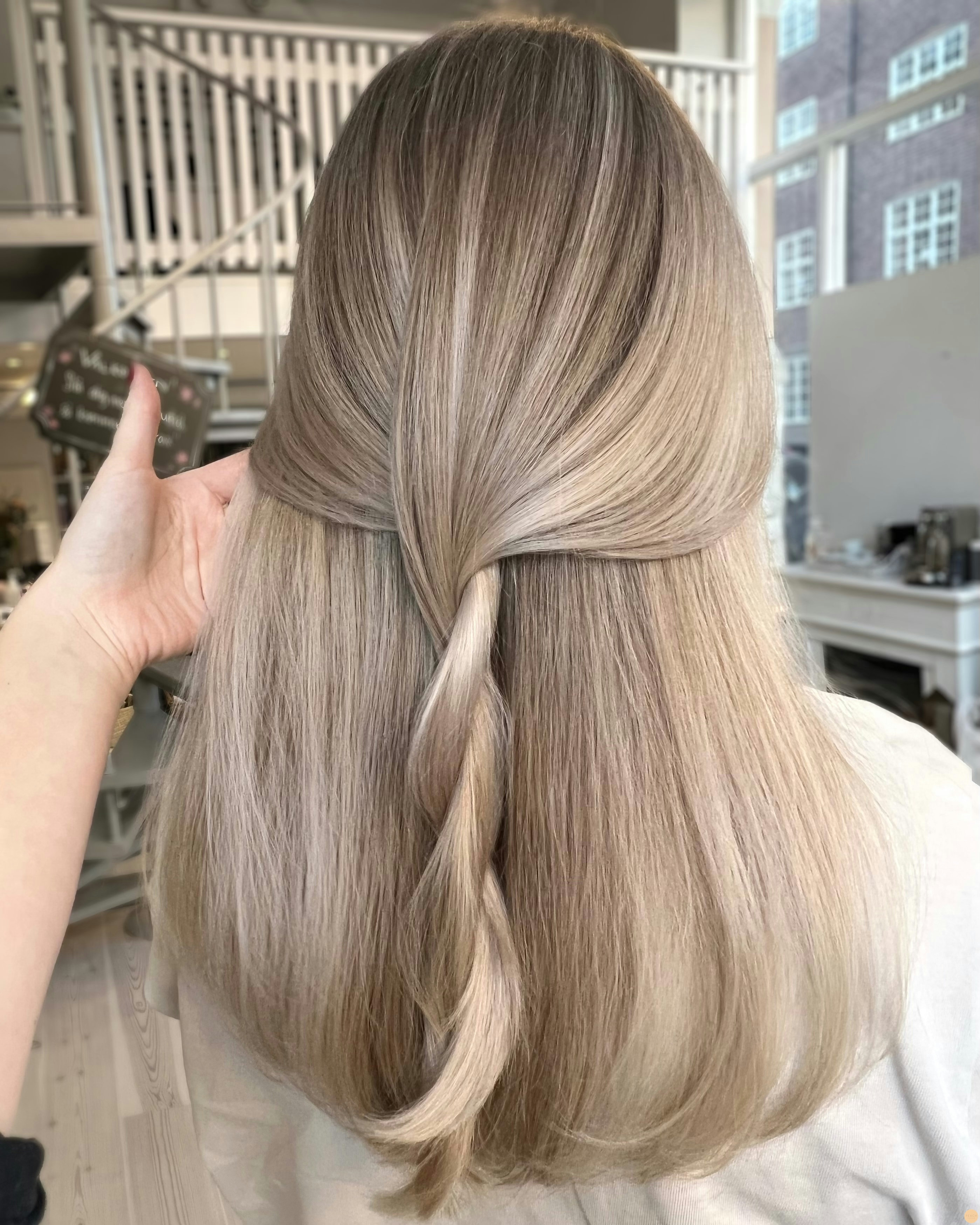 Blond beige balayage
