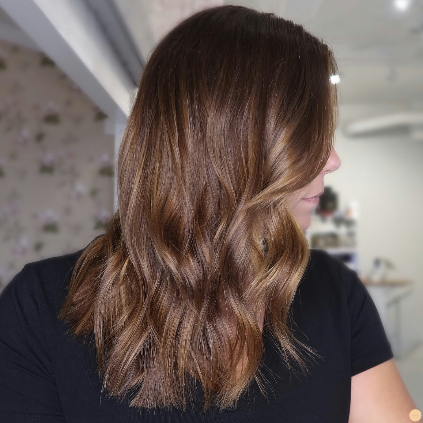 Varm ljusbrun hårfärg med slingor och toner av karamell och kanel
