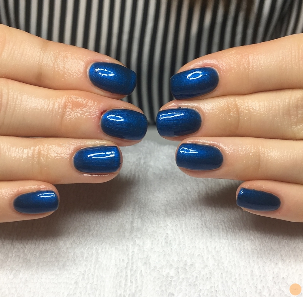 Blåa metallic naglar