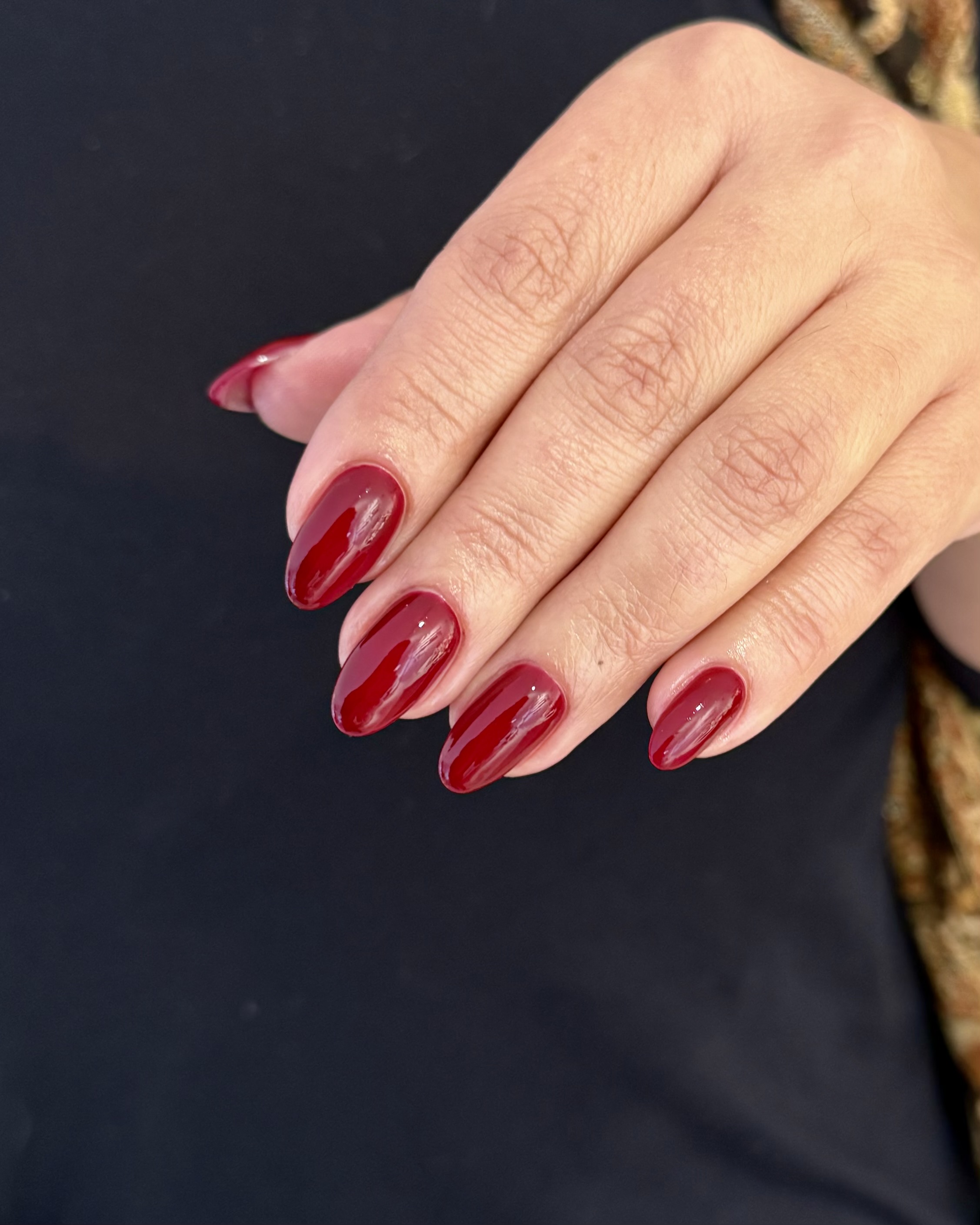 Röda naglar mandelformade