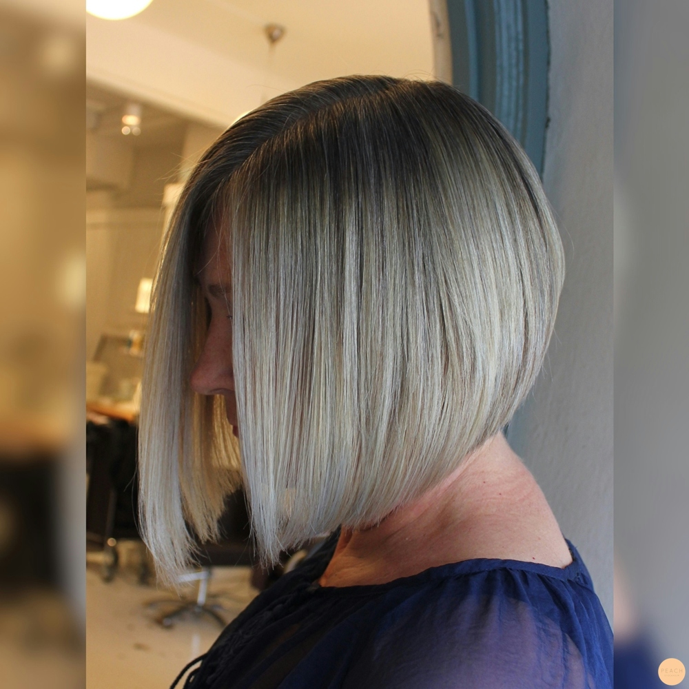 Askblond hårfärg med pageklippning