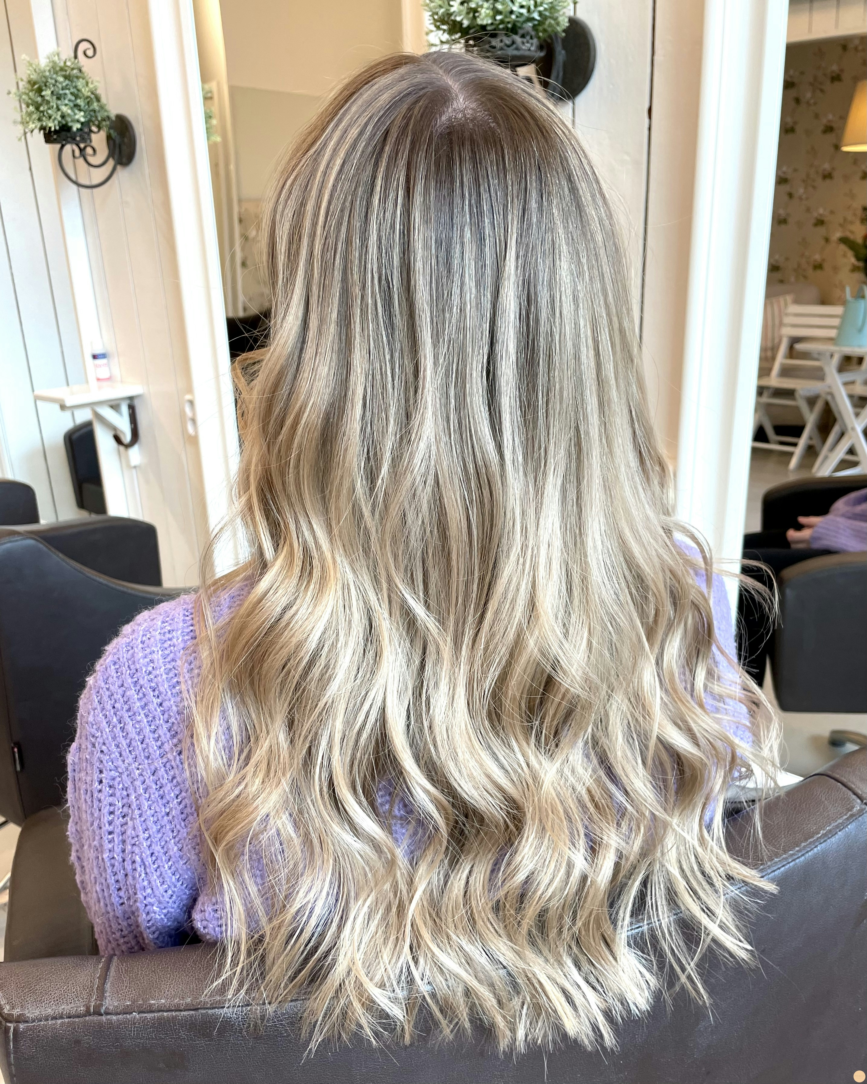 Beige blond hårfärg med slingor