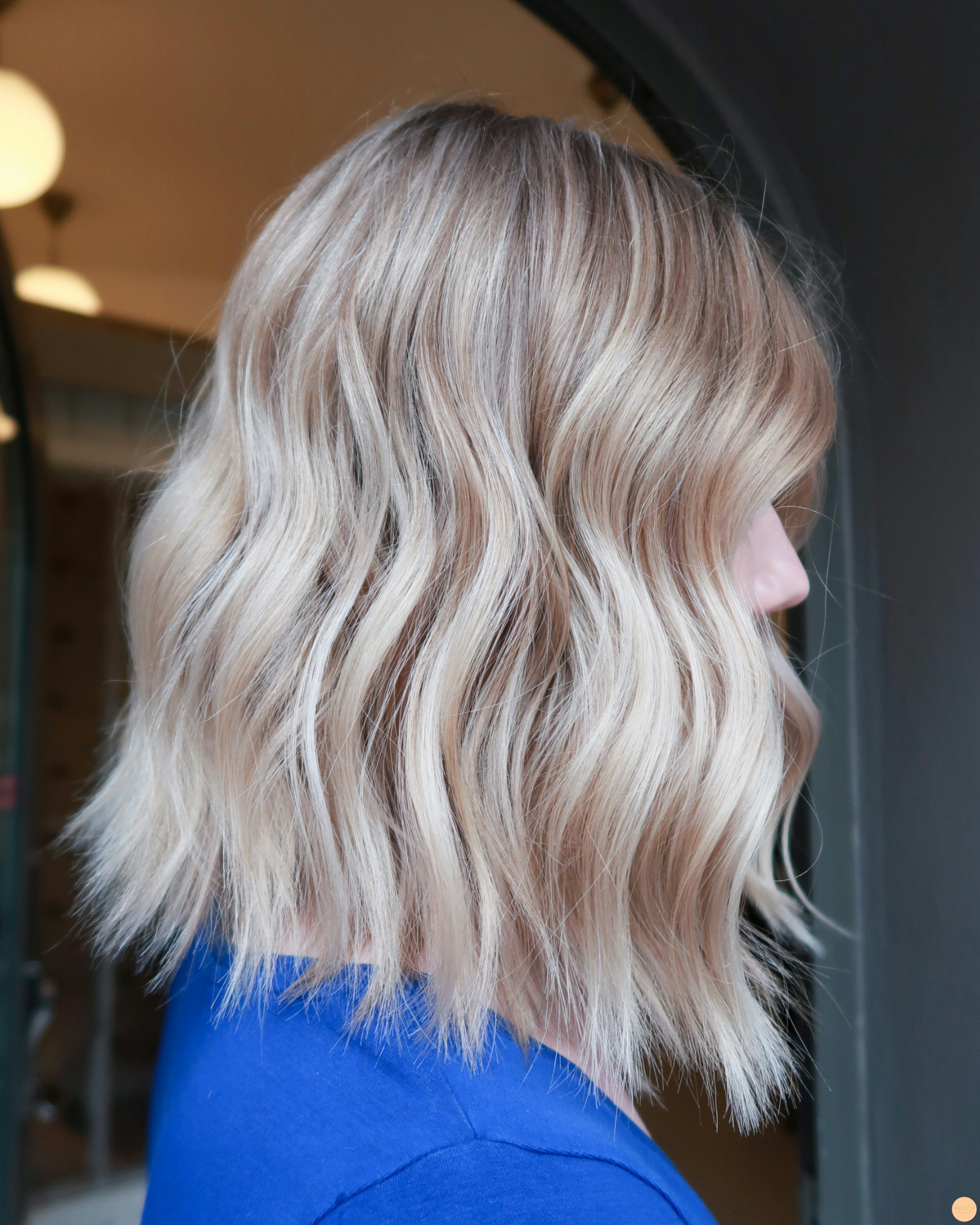 Blond hårfärg i lob frisyr