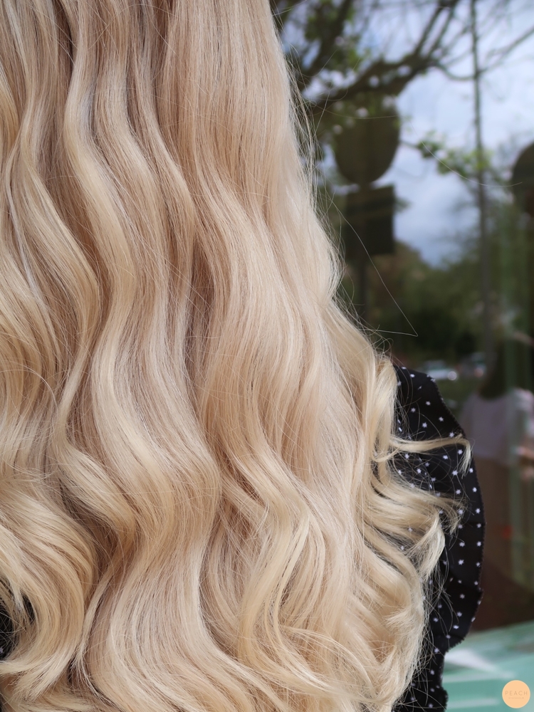 Blont slingat hår kall