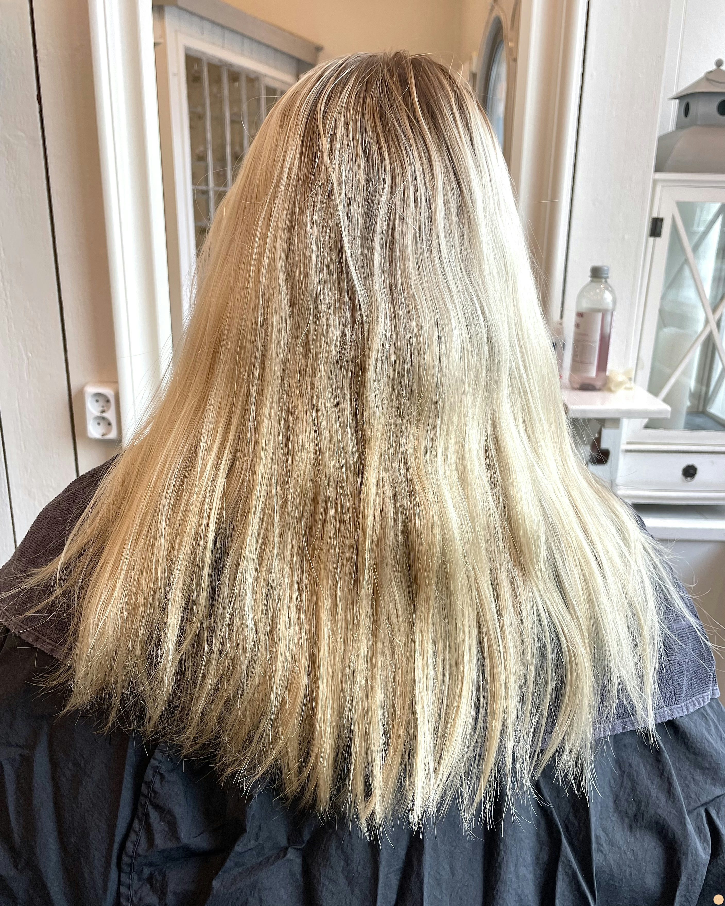 En kall blond hårfärg med lite lowlights