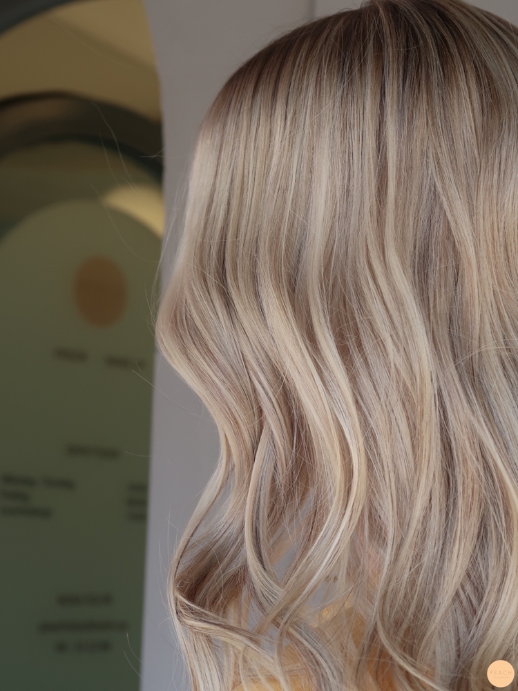 Mörkare slingor i blont hår naturligt