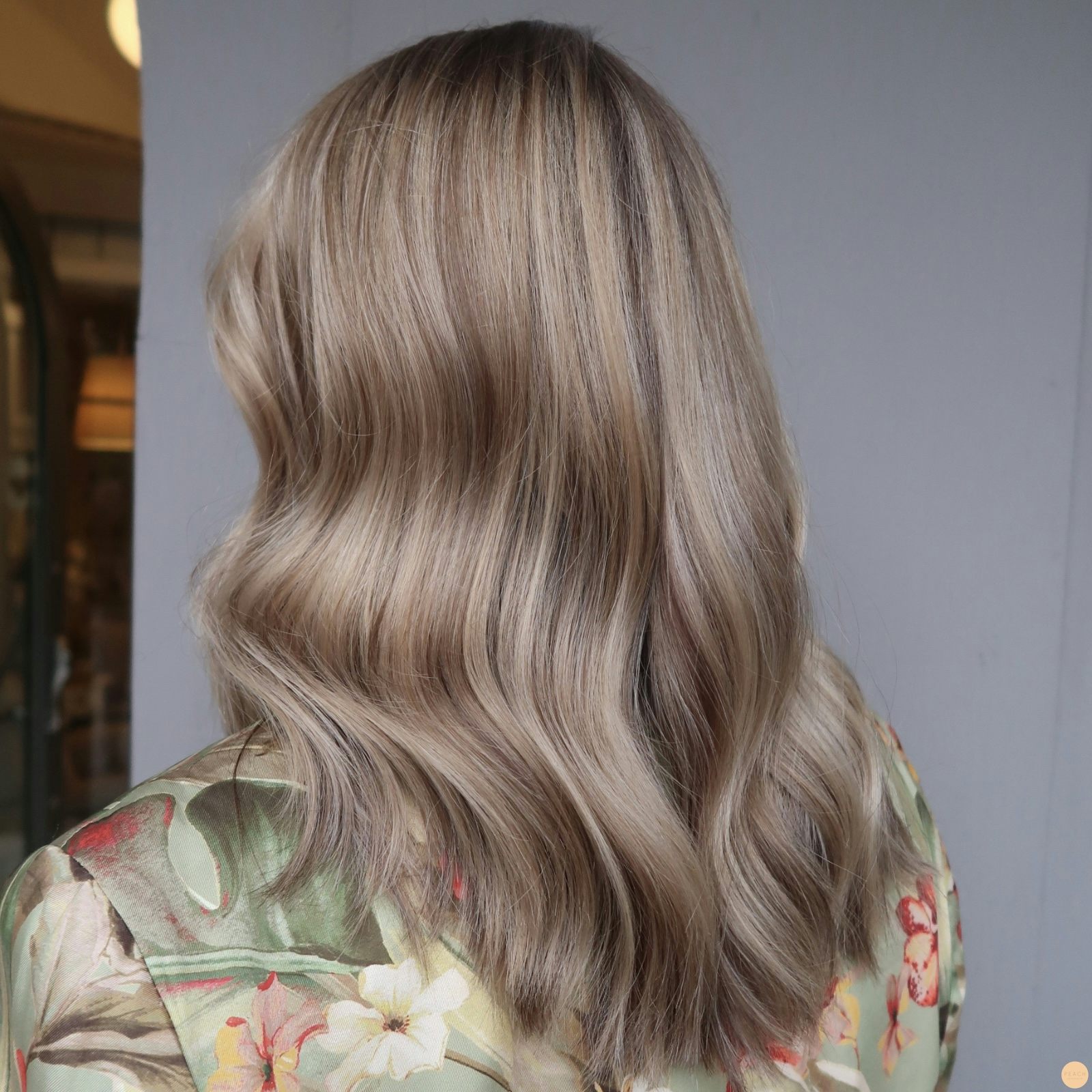 Beige blond balayage med lowlights och highlights