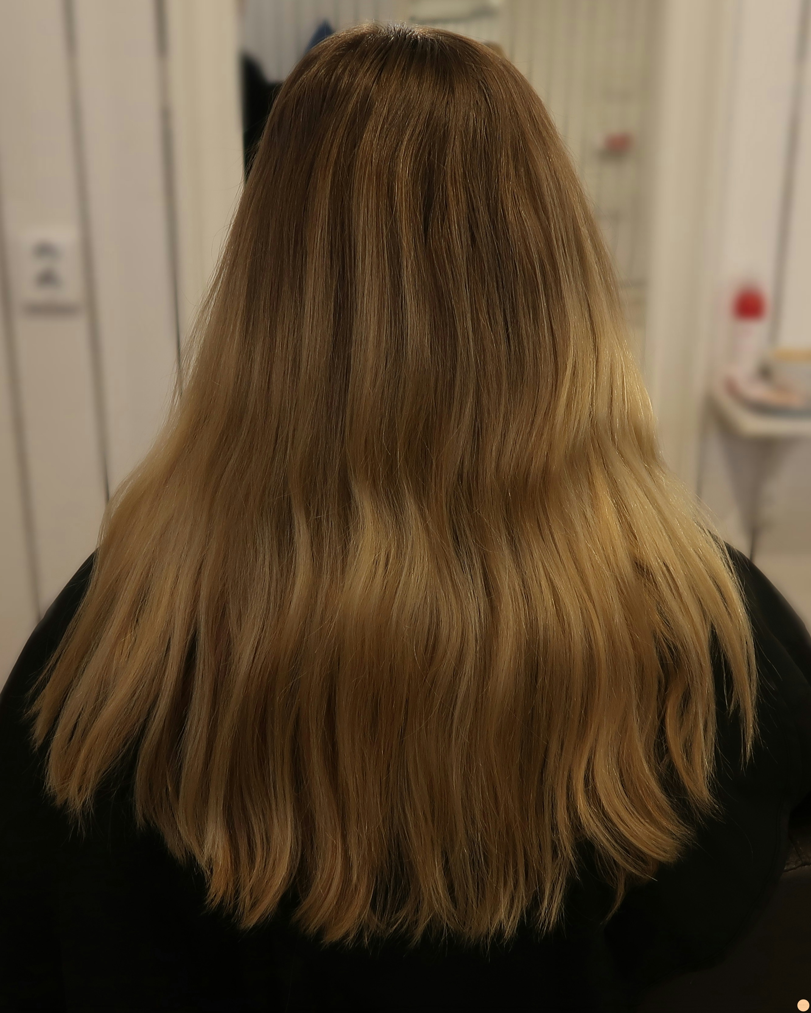 Blond balayage med ljusa och mörka slingor