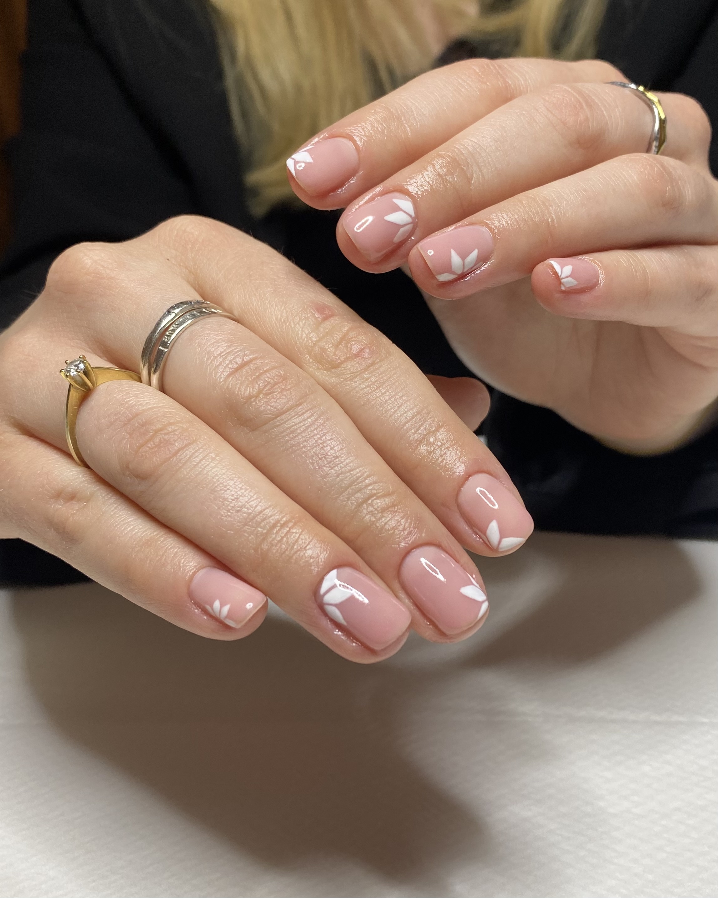 Korta neutrala med diskret design