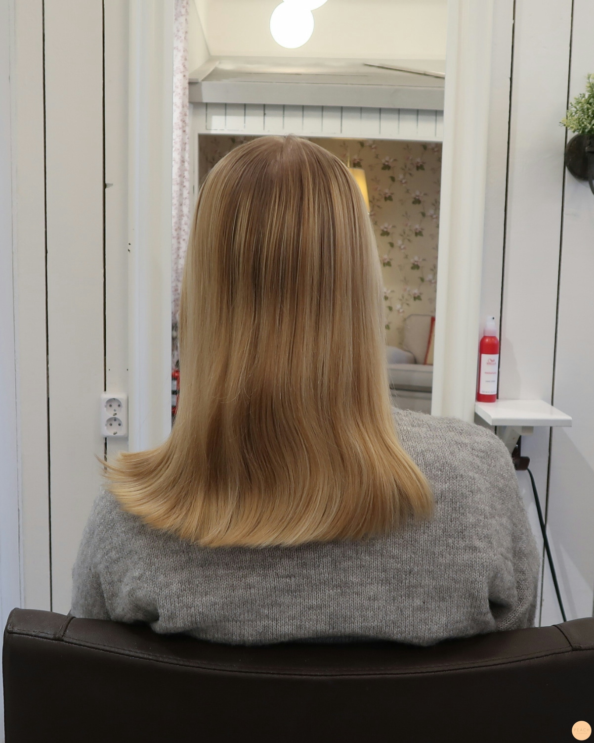 Lyxig blond hårfärg med slingor och lob klippning